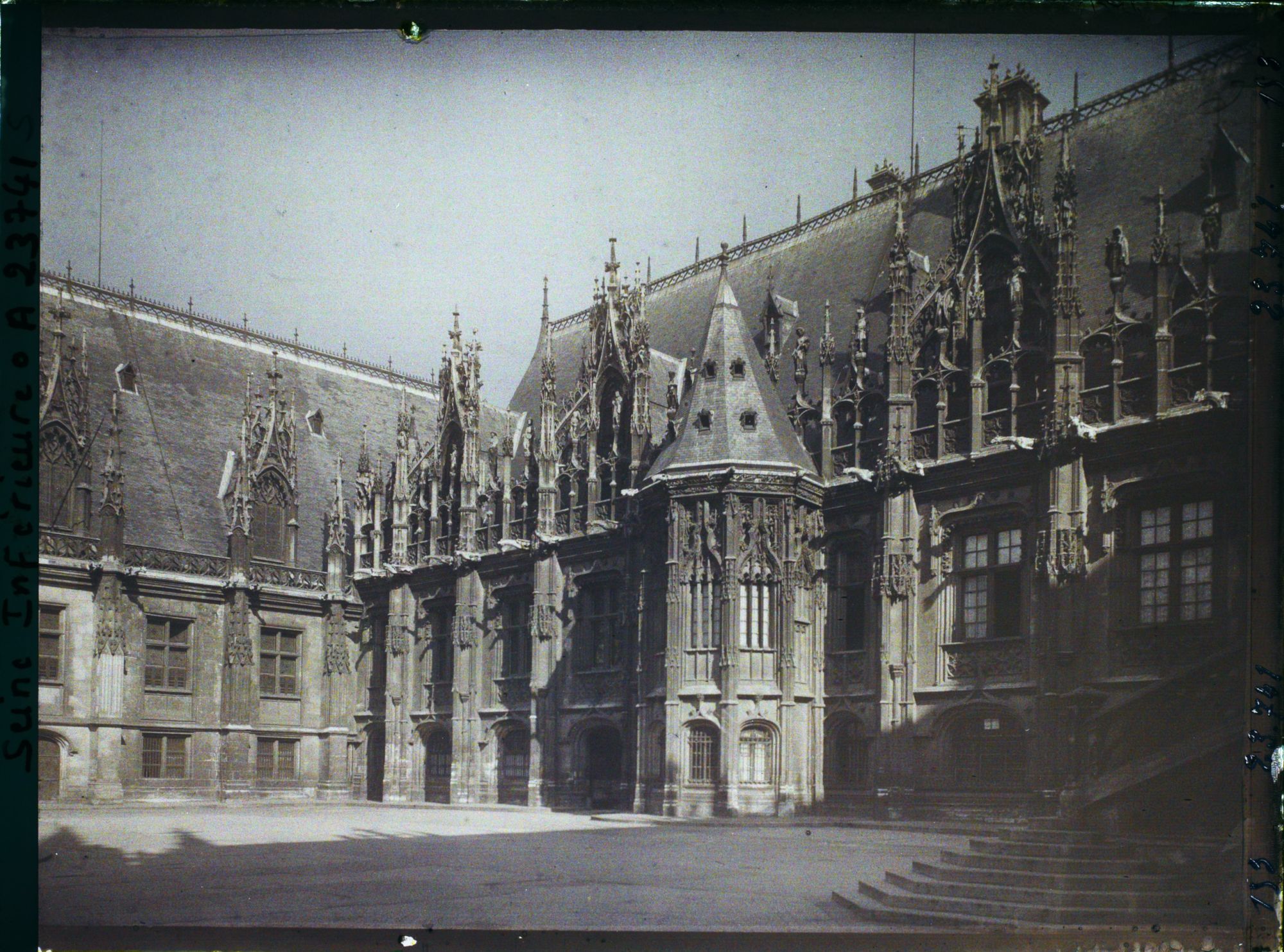 Image représentant Le palais de justice vu de la cour