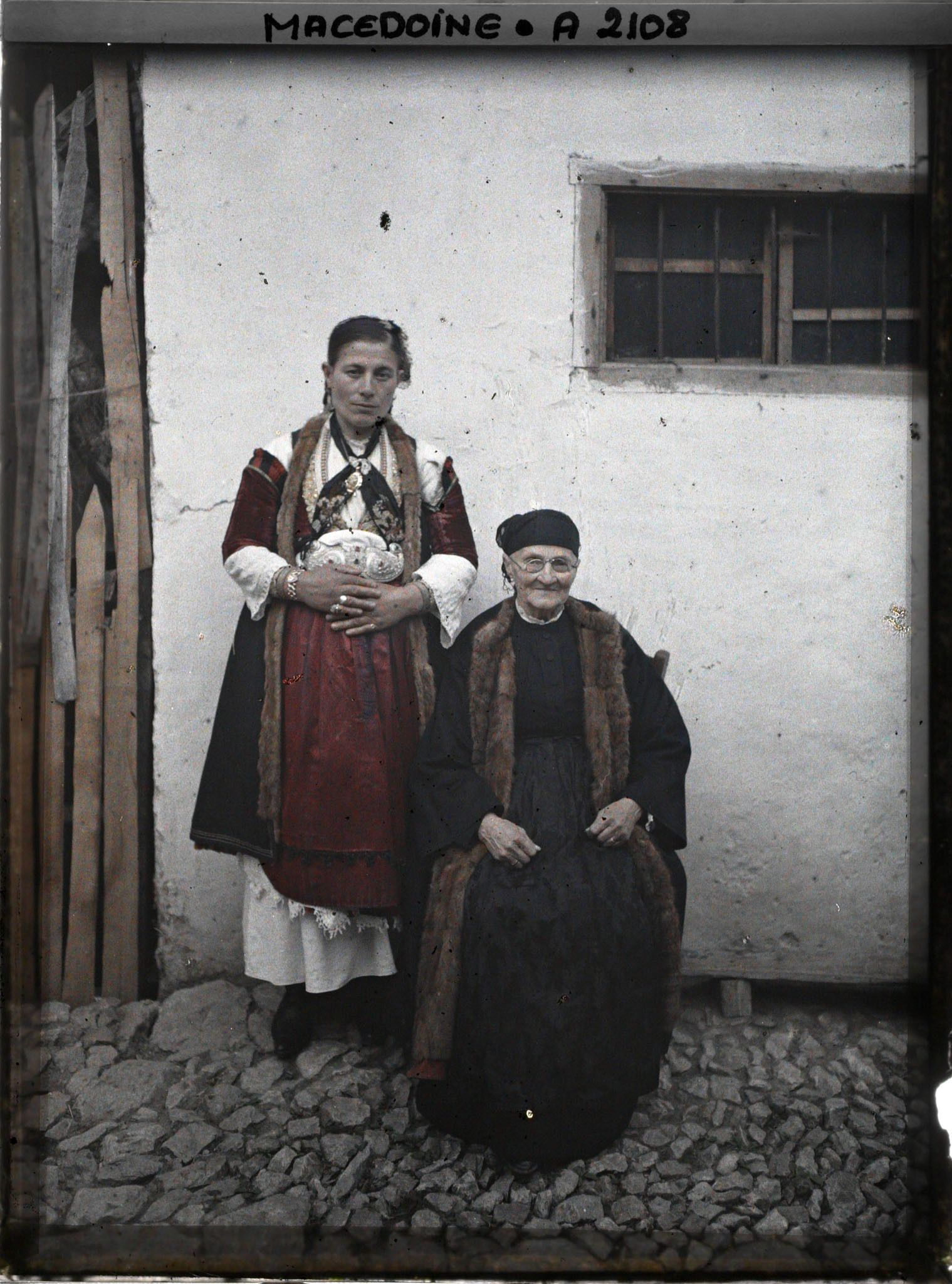 Image représentant La femme du 383 avec la vieille mère du maire en costume de ville