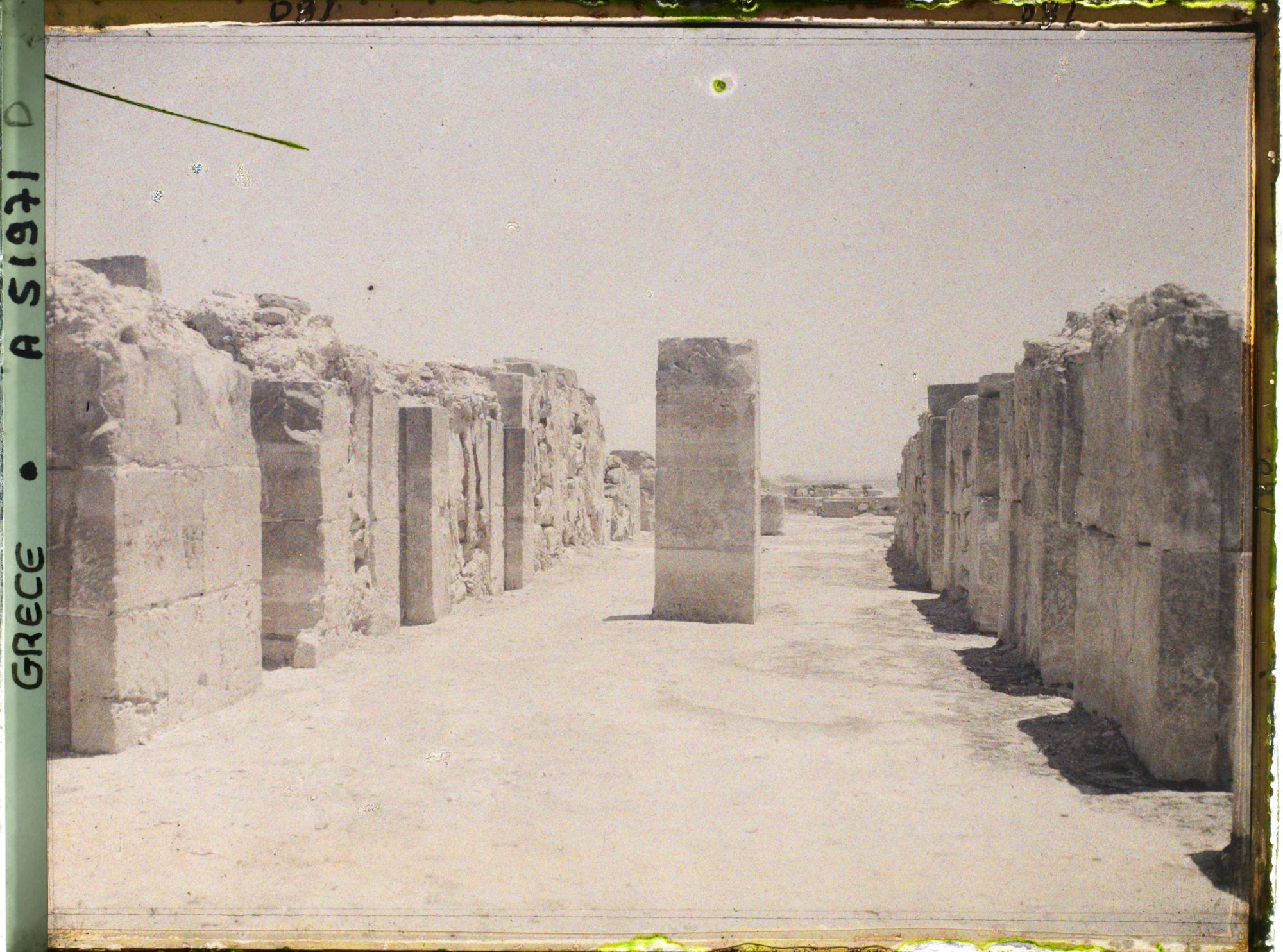 Image représentant Le palais. Le couloir central de magasins reliant la cour occidentale et centrale