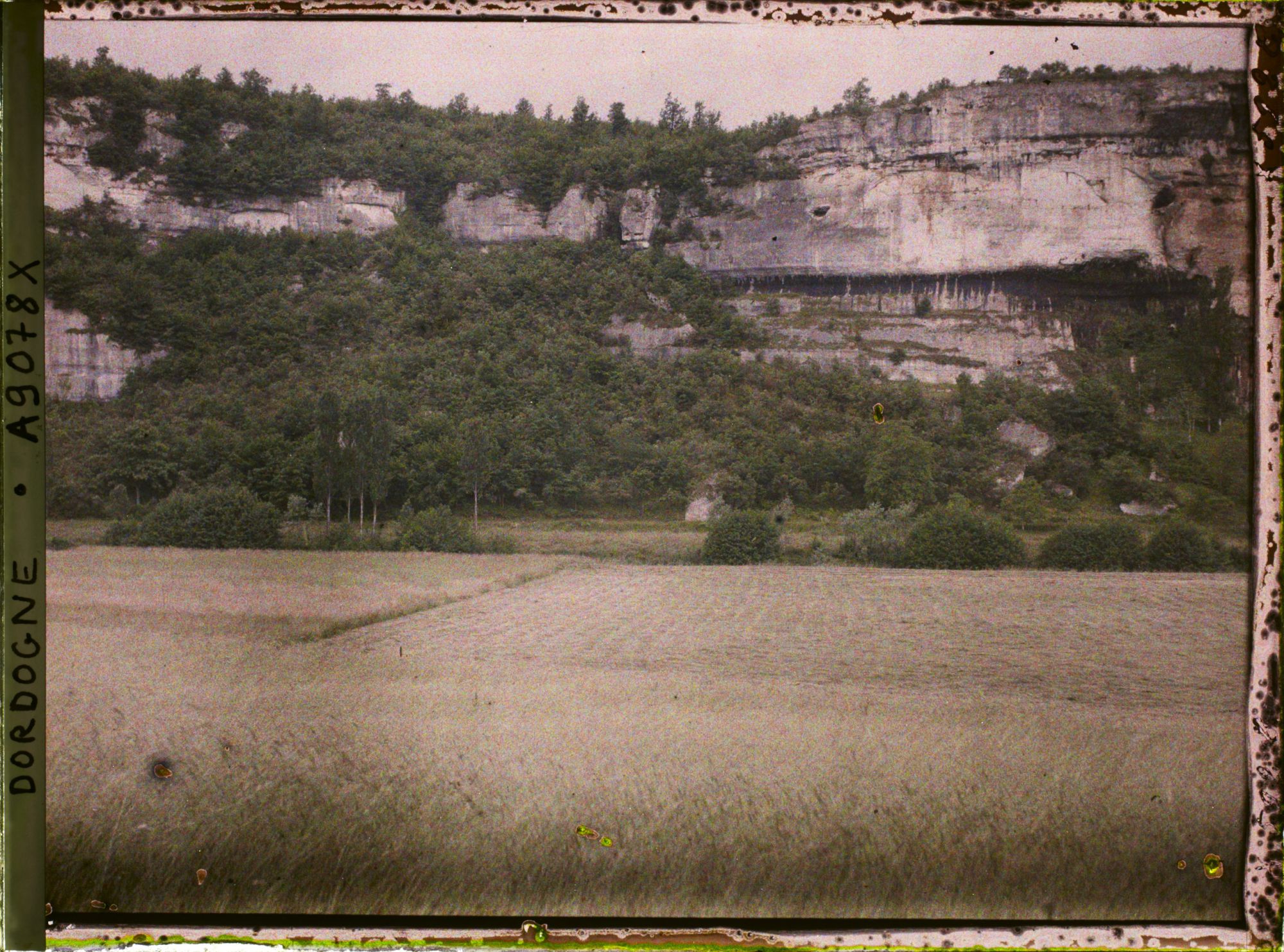 Image représentant France, Deux vues qui se suivent de gauche à dr. représentant les Laugerie en panorama ; seigles inégaux
