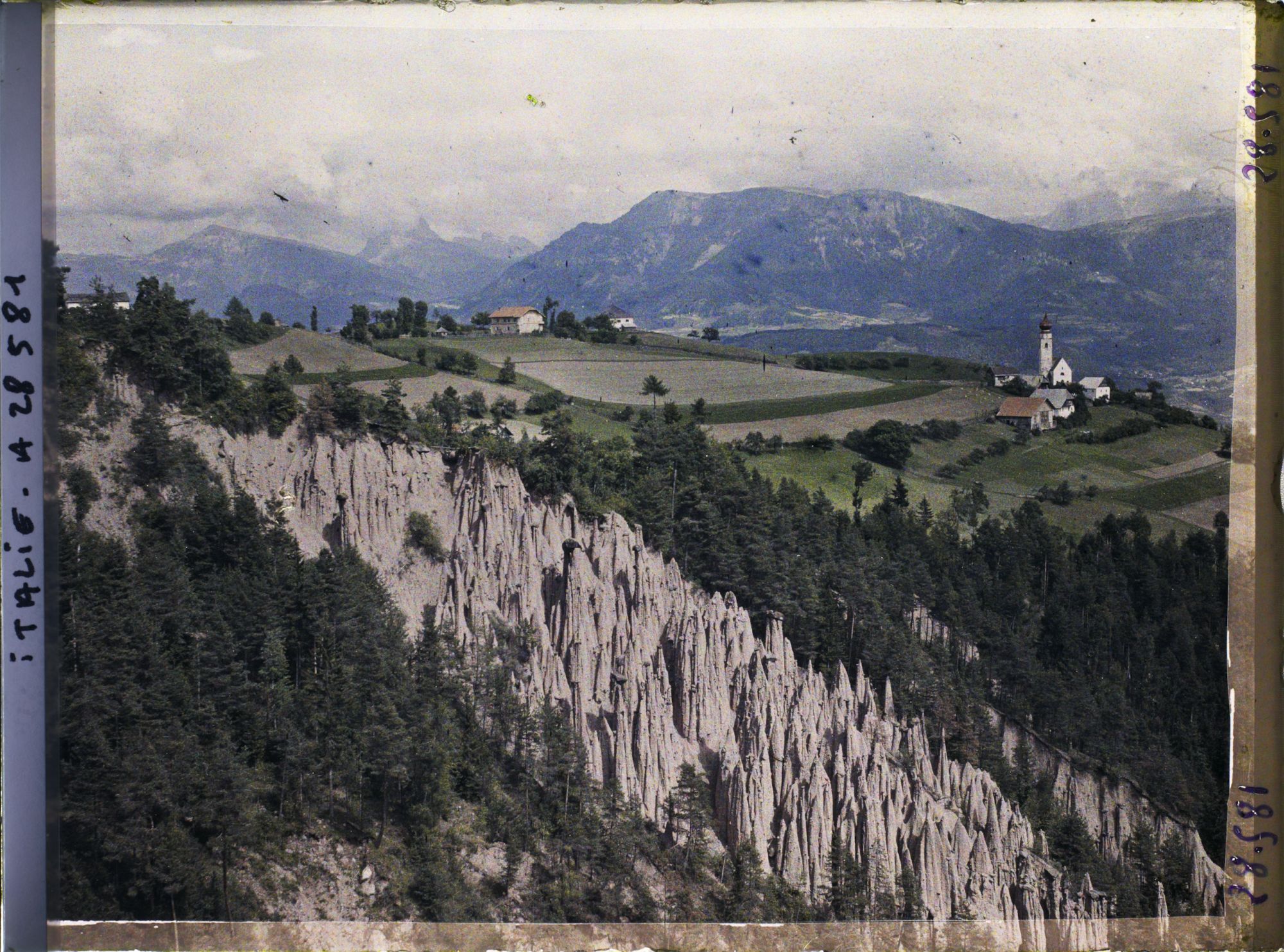 Image représentant Les Pyramides de terre (ou Cheminées de Fées) de Renon et le hameau de Monte di Mezzo (Mittelberg)