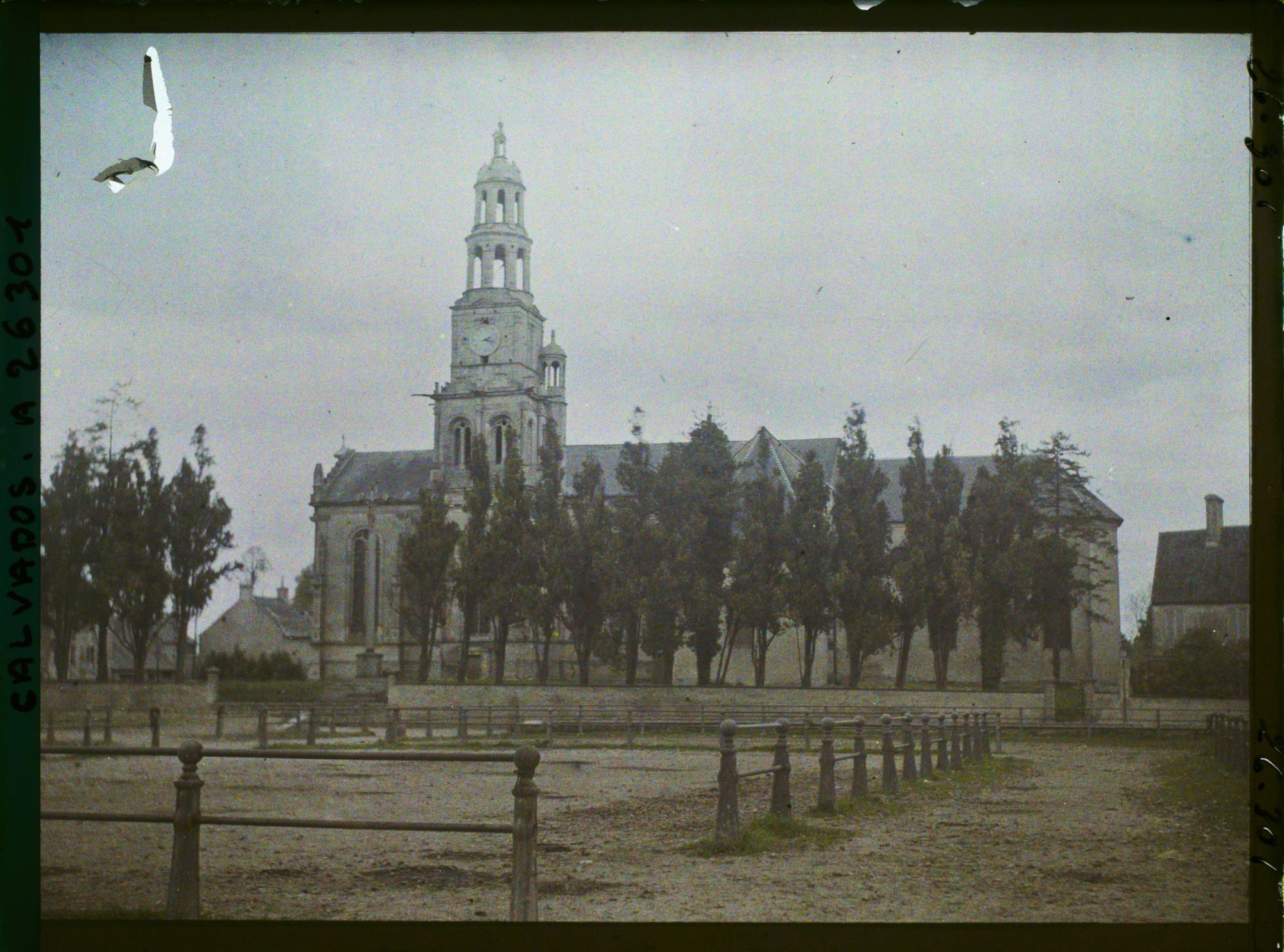 Image représentant Place du marché et l'église Saint-Patrice