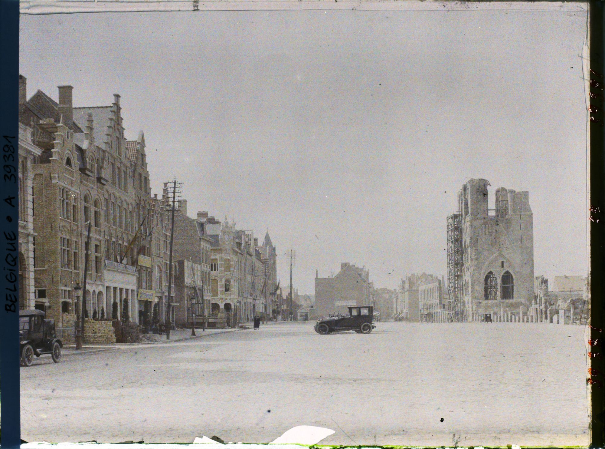 Image représentant Belgique, Ypres, Aspect de la Place du Marché et les Halles nord