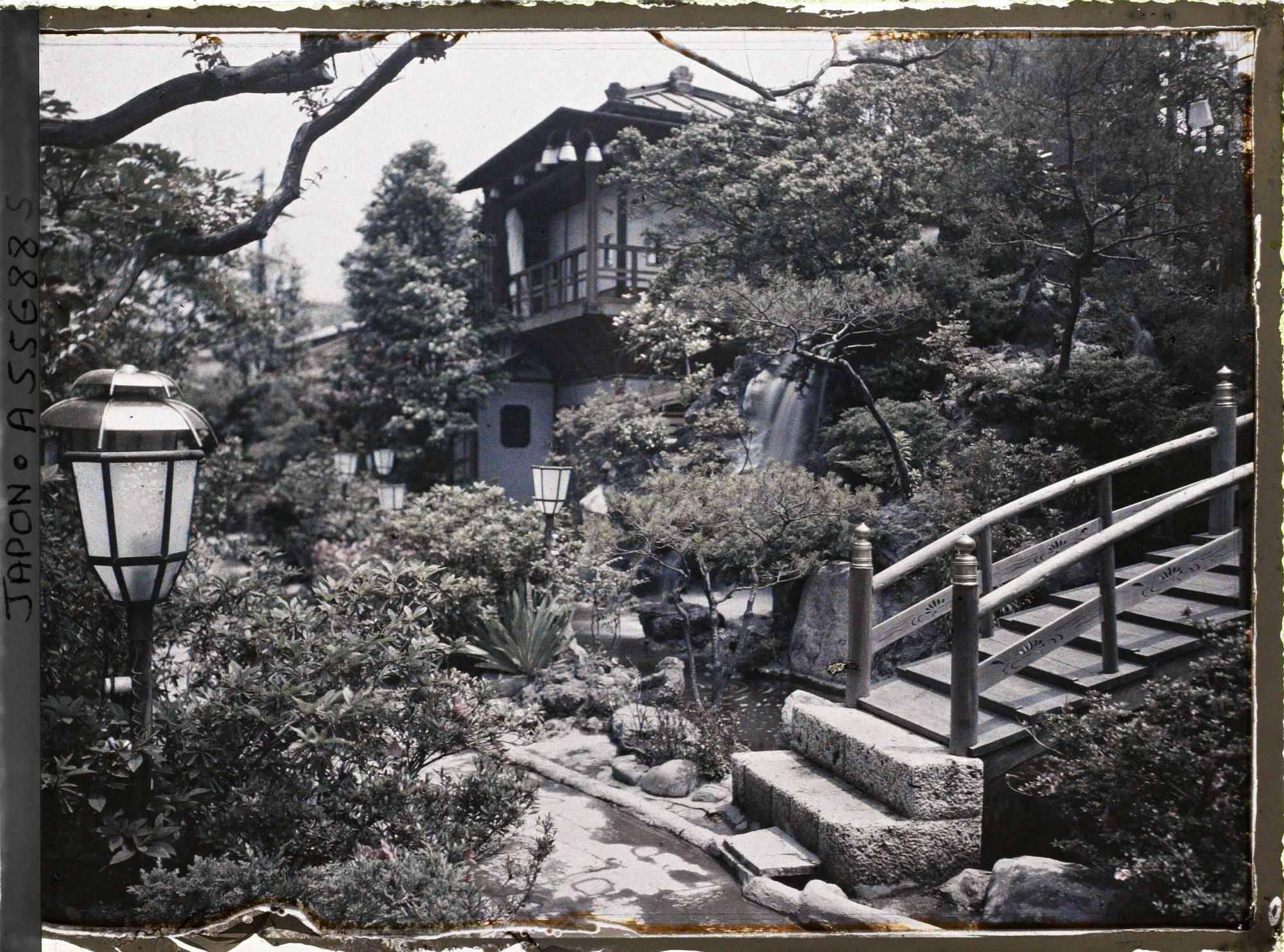 Image représentant Entrée et jardin d'un Ryokan (hôtel-restaurant traditionnel)