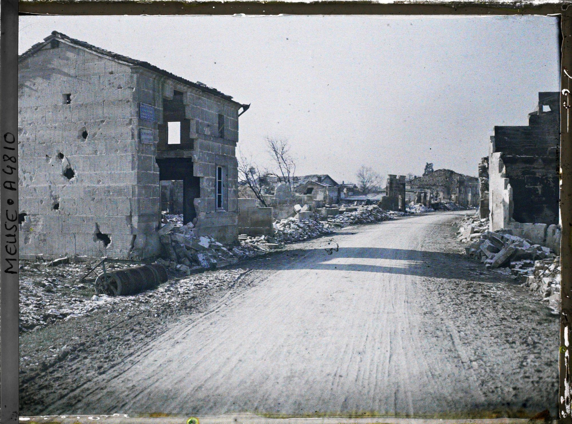 Image représentant La route et les deux plaques à l'entrée de Vassincourt dévastée