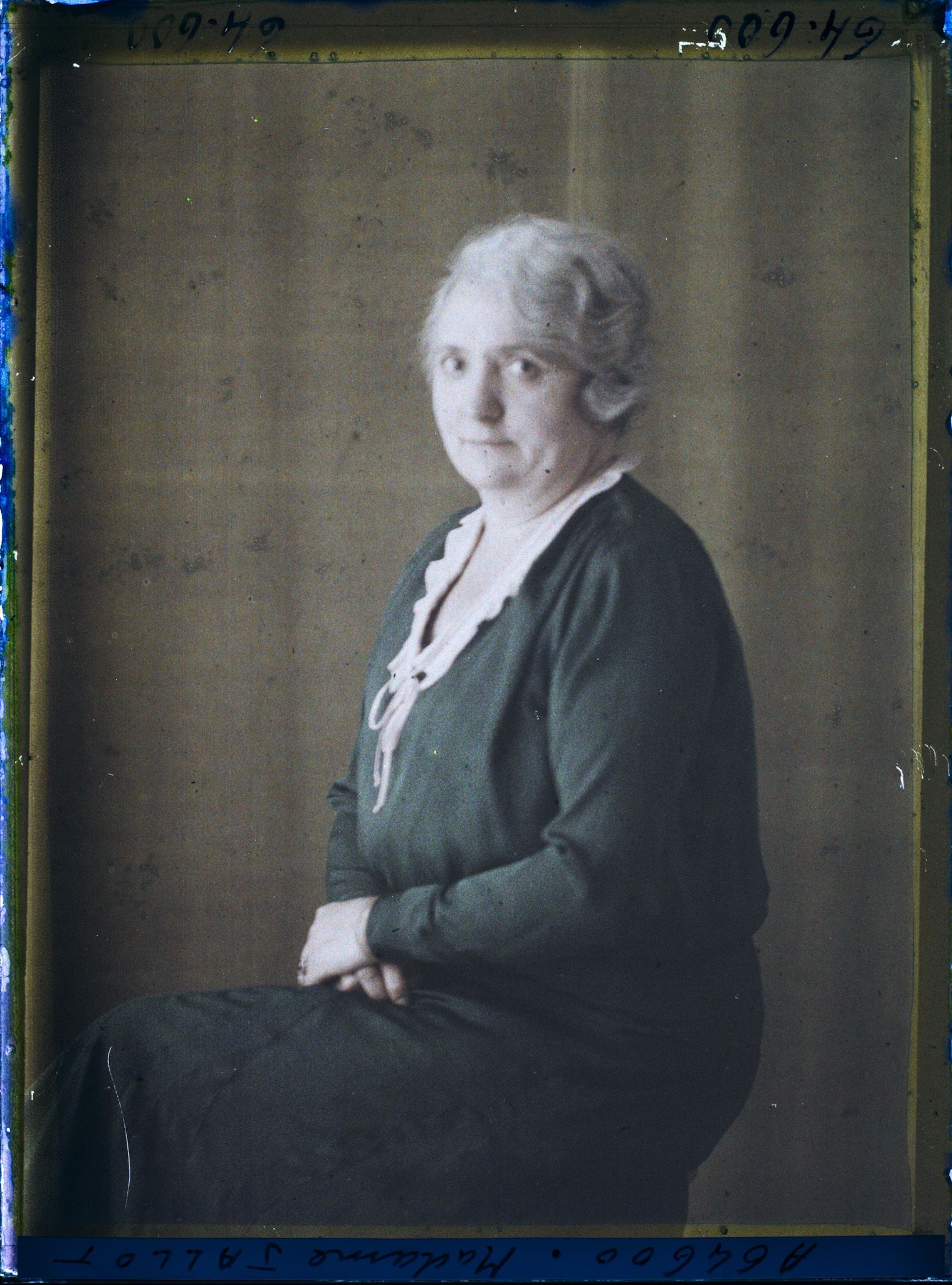 Image représentant https://musee-albert-kahn.s-museum.fr/home/NWQ2OTAwYzNmYjZlZTk1ZWQwODJmMjY4L2dlbmVyaWMtbm90aWNlLXRhYi9hdXRob3JpdHkvNjE3YTc5ZjVjZjhiODk2OGIzMzM3ZDIx/5d6900c3fb6ee95ed082f268/generic-notice-tab/authority/617a79ebcf8b8968b3336fb3 Madame Jallot