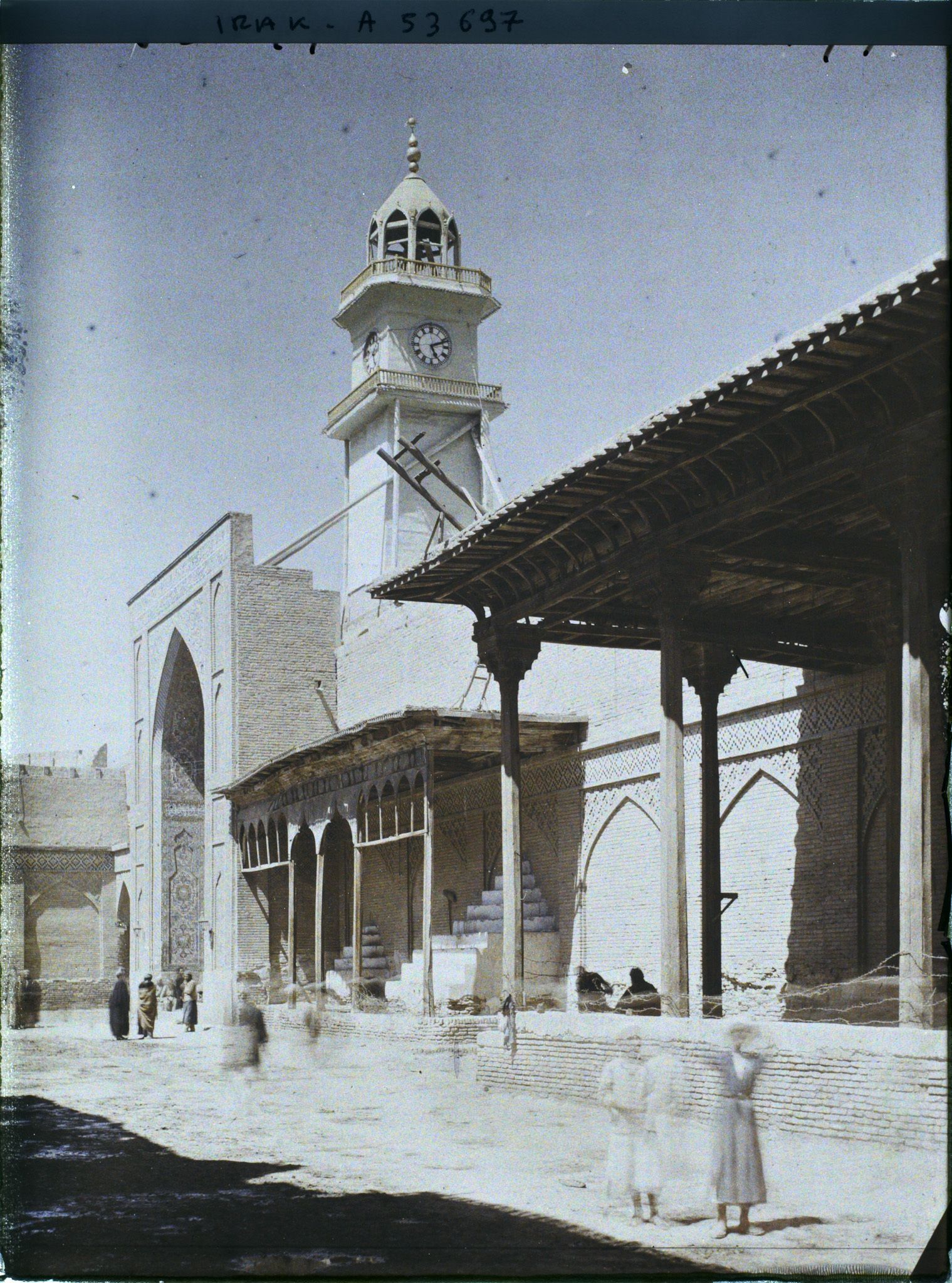 Image représentant Porte sud de la grande mosquée chiite d'Al Kazimiya (XVIe s), avec sa tour d'horloge