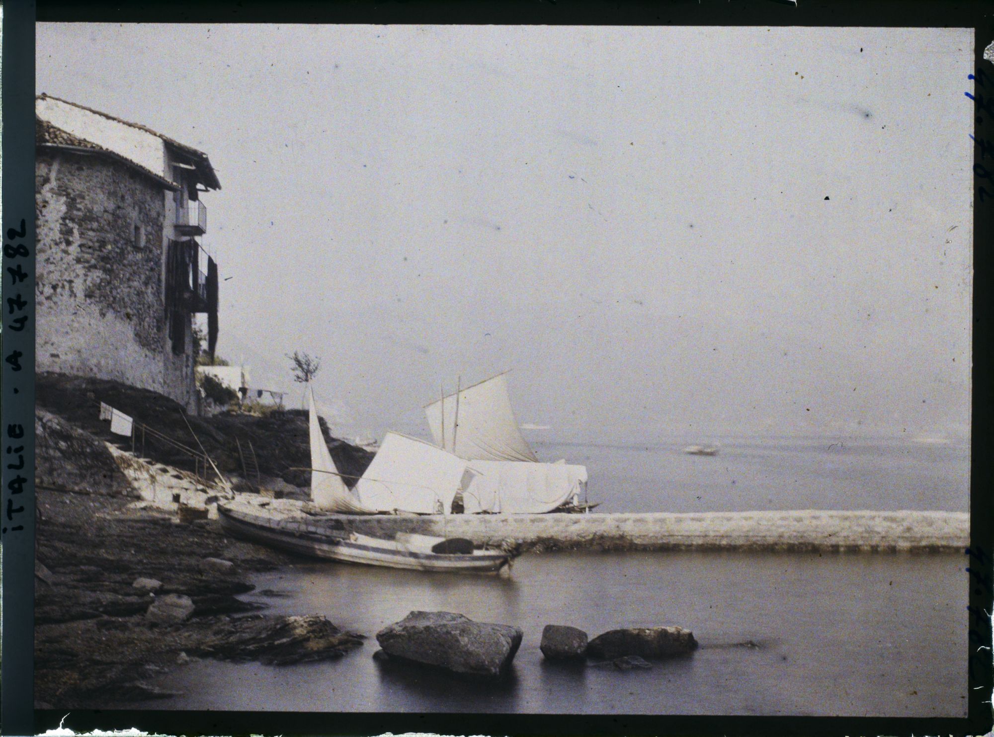 Image représentant Embarcations de pêcheurs sur l'île des Pêcheurs (isola dei Pescatori)