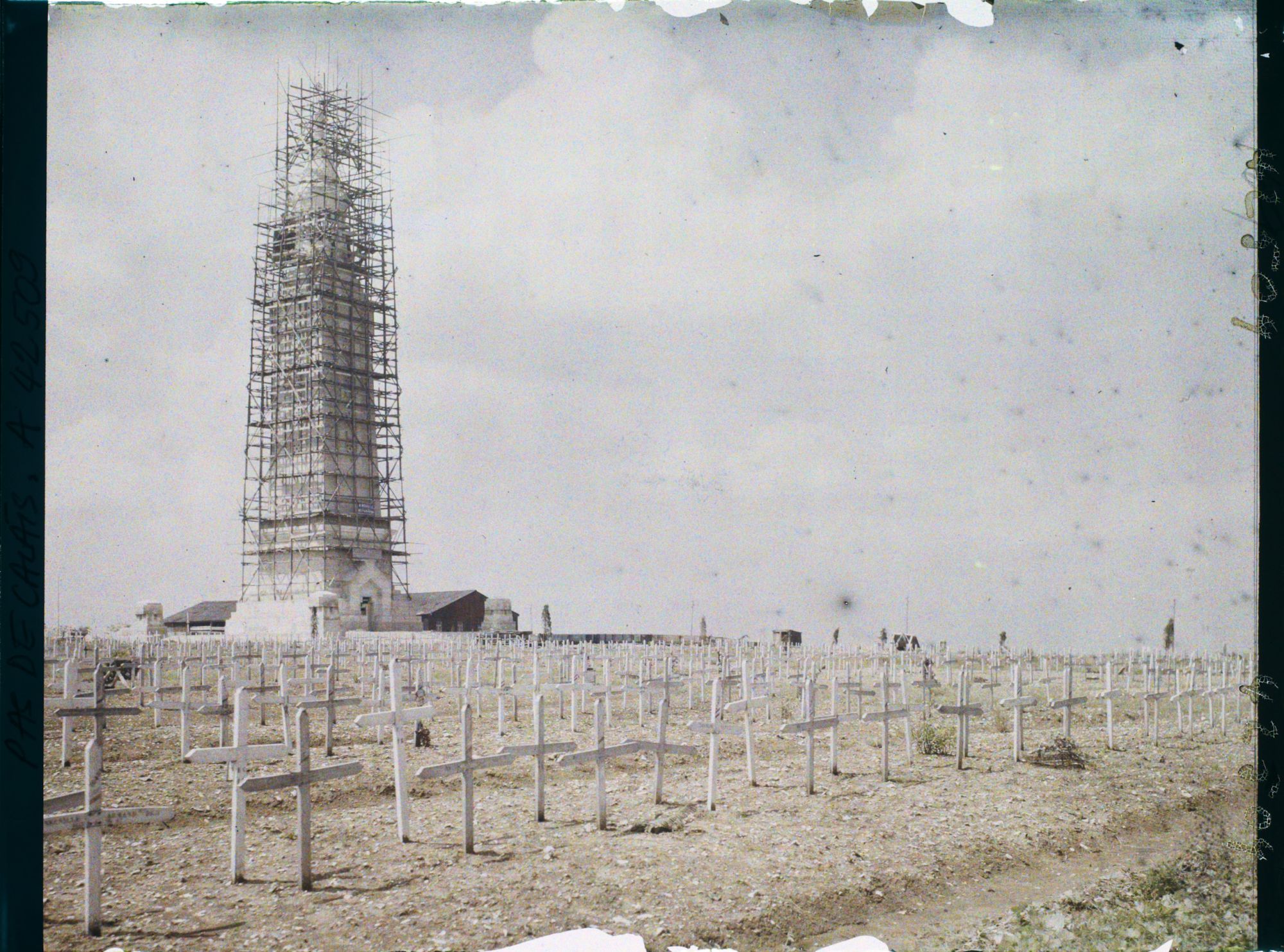 Image représentant France, Ablain-St Nazaire, Le Mont aux Morts du Cimetière de N.D. de Lorette