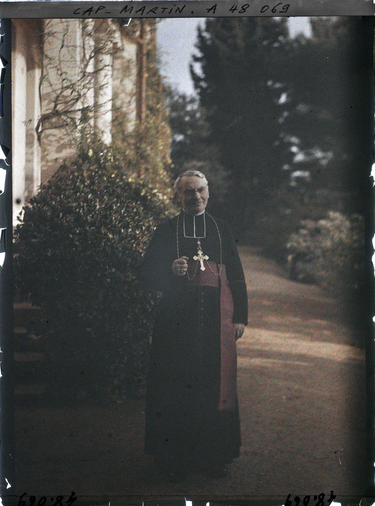 Image représentant Monseigneur Ricard, évêque de Nice, devant la villa Miramar dans la propriété d'Albert Kahn