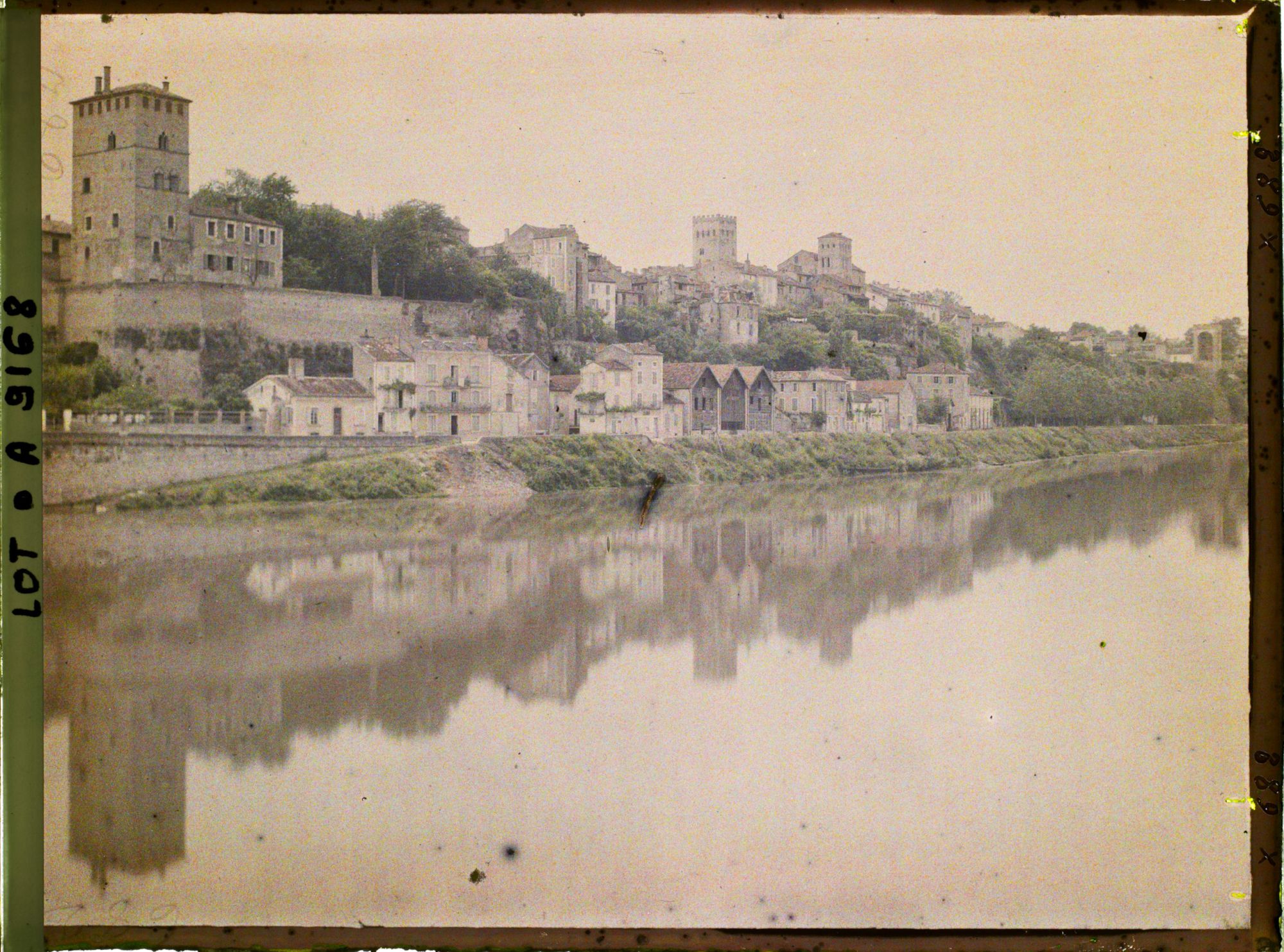 Image représentant France, Cahors, Vue sur la vieille ville comme 9159 et 9160 mais prise du faubourg Cabessut