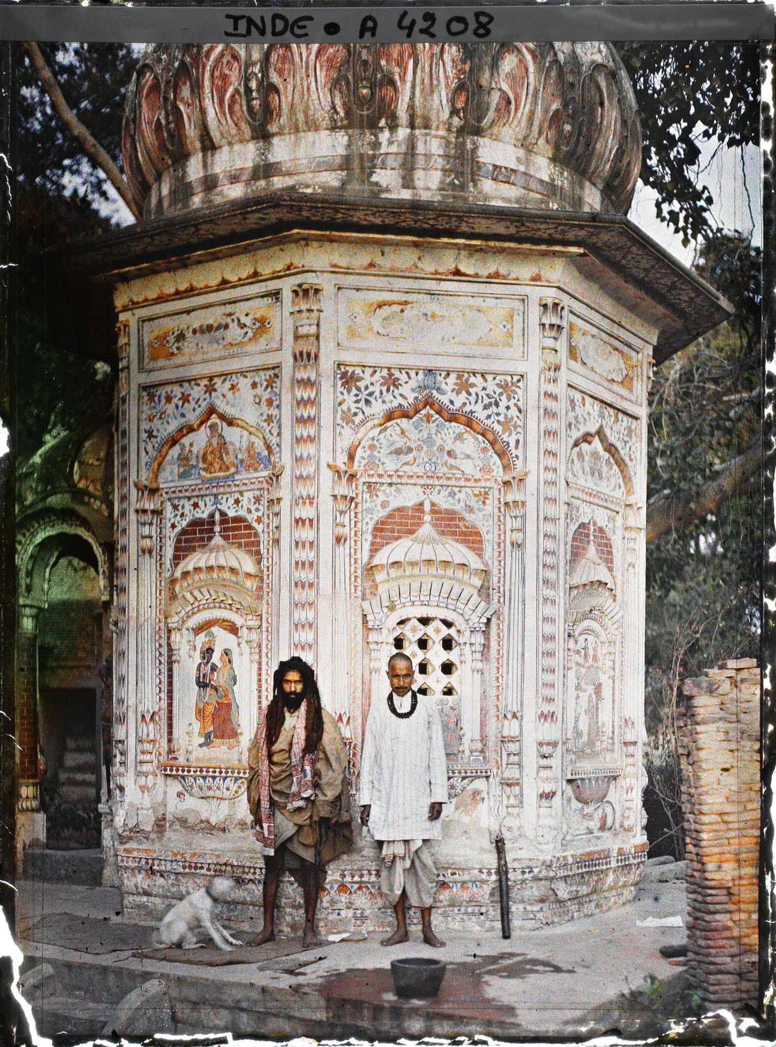Image représentant Brahmane et sadhu devant un templion dédié à Krishna, avatar de Vishnu