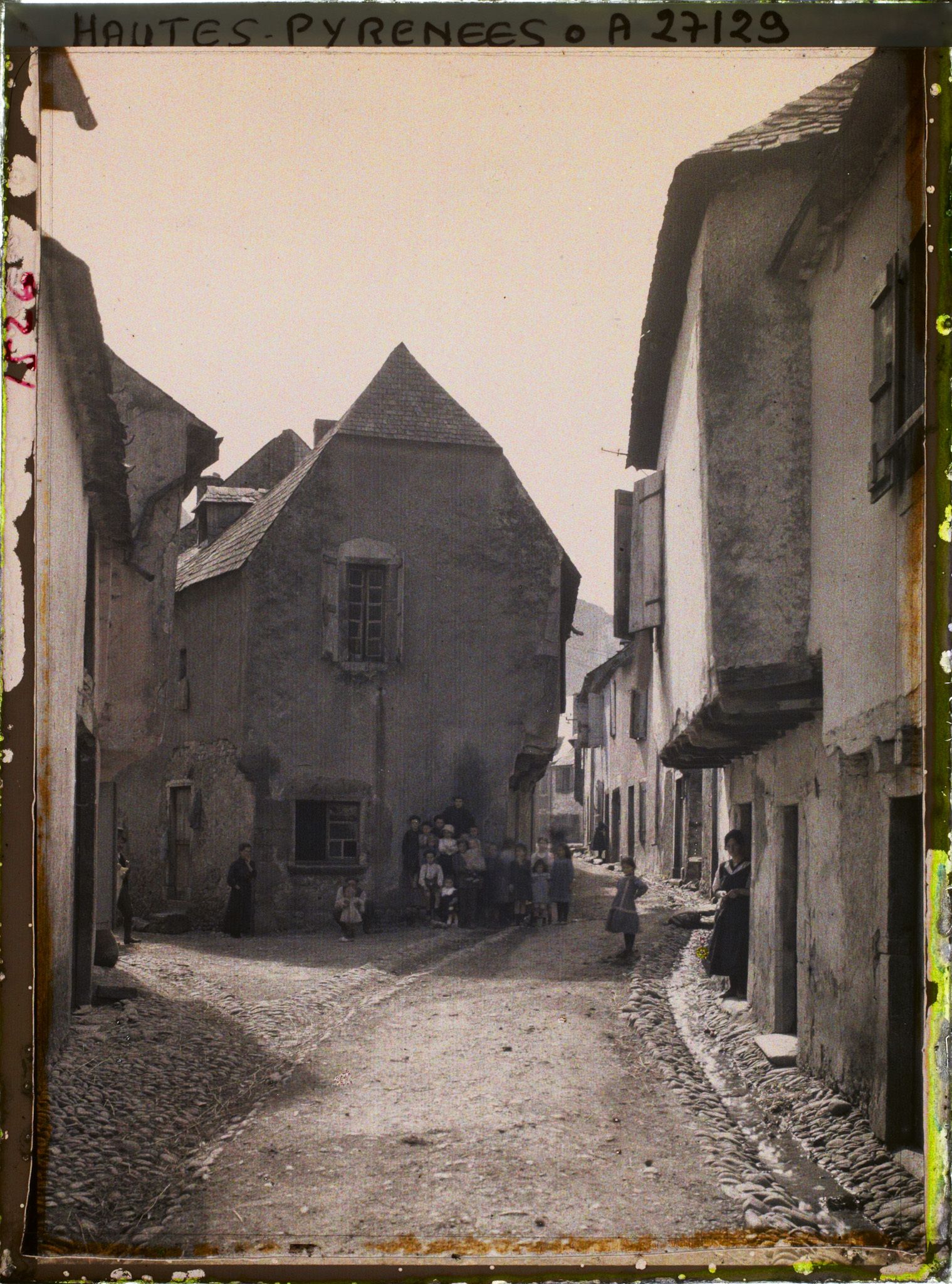 Image représentant France, Bielle (Vallée d'Ossau), Sarrancolin. Une rue
