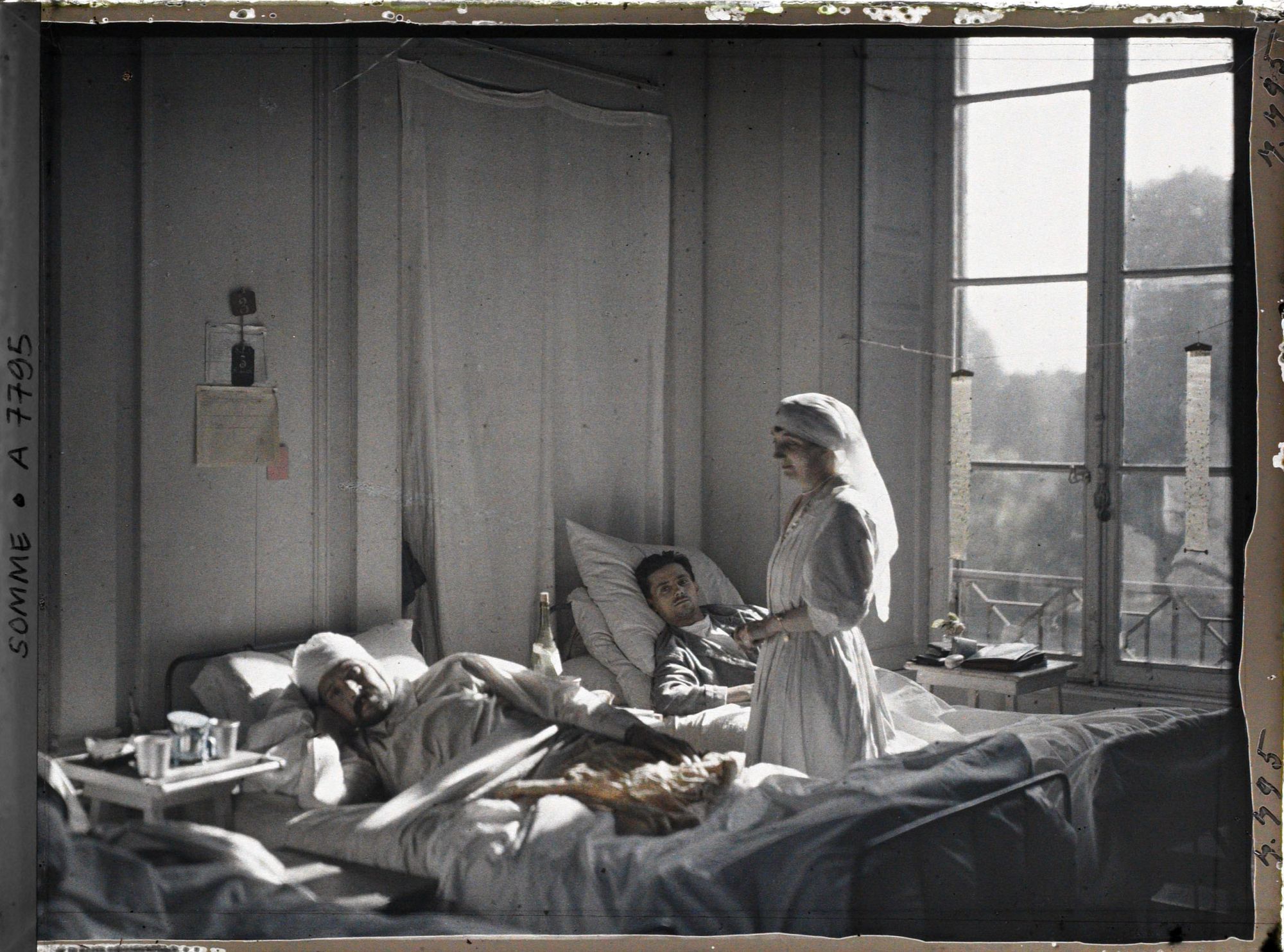 Image représentant Intérieur de l'hôpital de Moreuil, grands blessés et infirmière