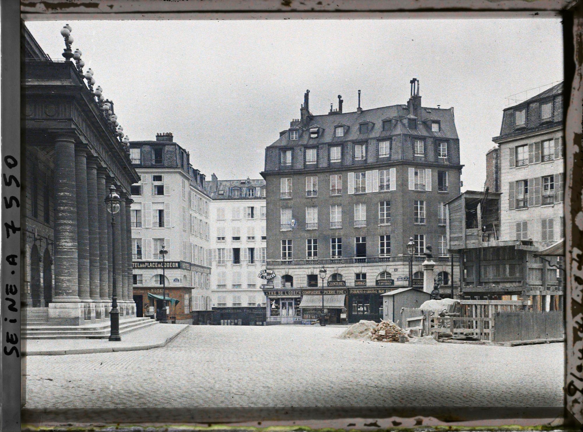 Image représentant La place de l'Odéon, vue de la rue Racine