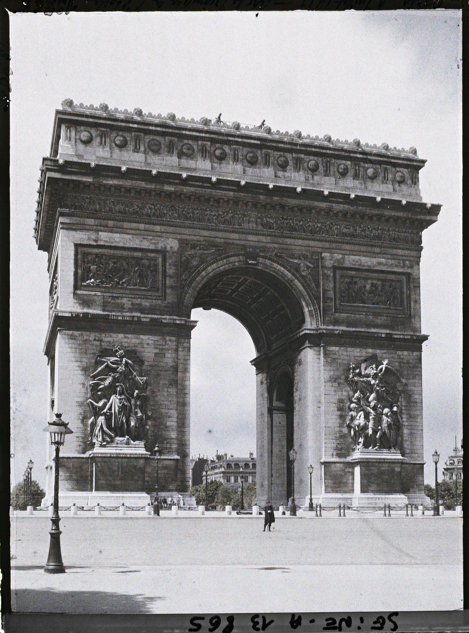 Image représentant L'arc de Triomphe place de l'Etoile, vu des Champs-Elysées