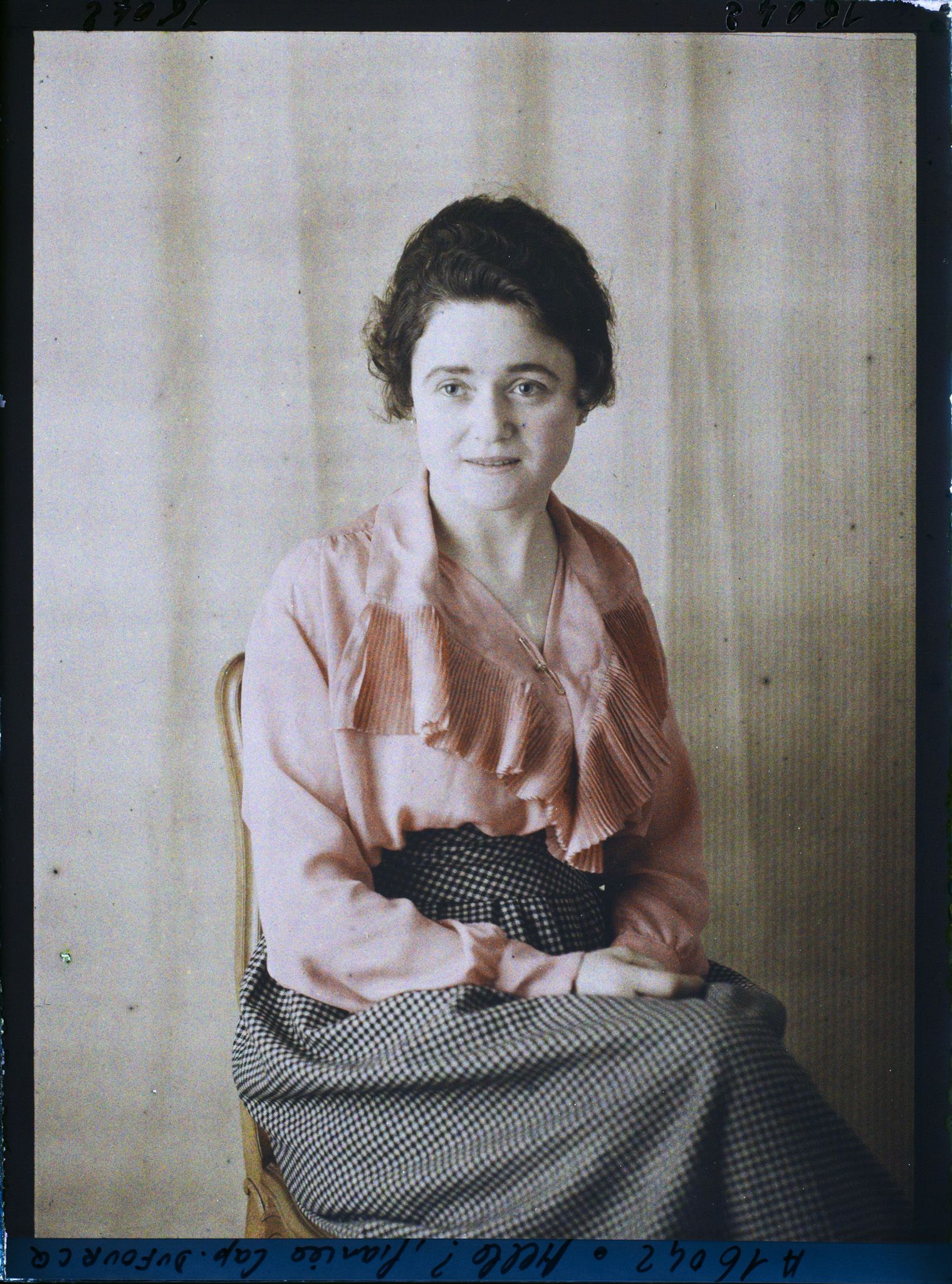 Image représentant https://musee-albert-kahn.s-museum.fr/home/NWQ2OTAwYzNmYjZlZTk1ZWQwODJmMjY4L2dlbmVyaWMtbm90aWNlLXRhYi9hdXRob3JpdHkvNjE3YTc5ZjVjZjhiODk2OGIzMzM3ZDIx/5d6900c3fb6ee95ed082f268/generic-notice-tab/authority/617a79ebcf8b8968b3337c26 La fiancée du capitaine Dufourcq