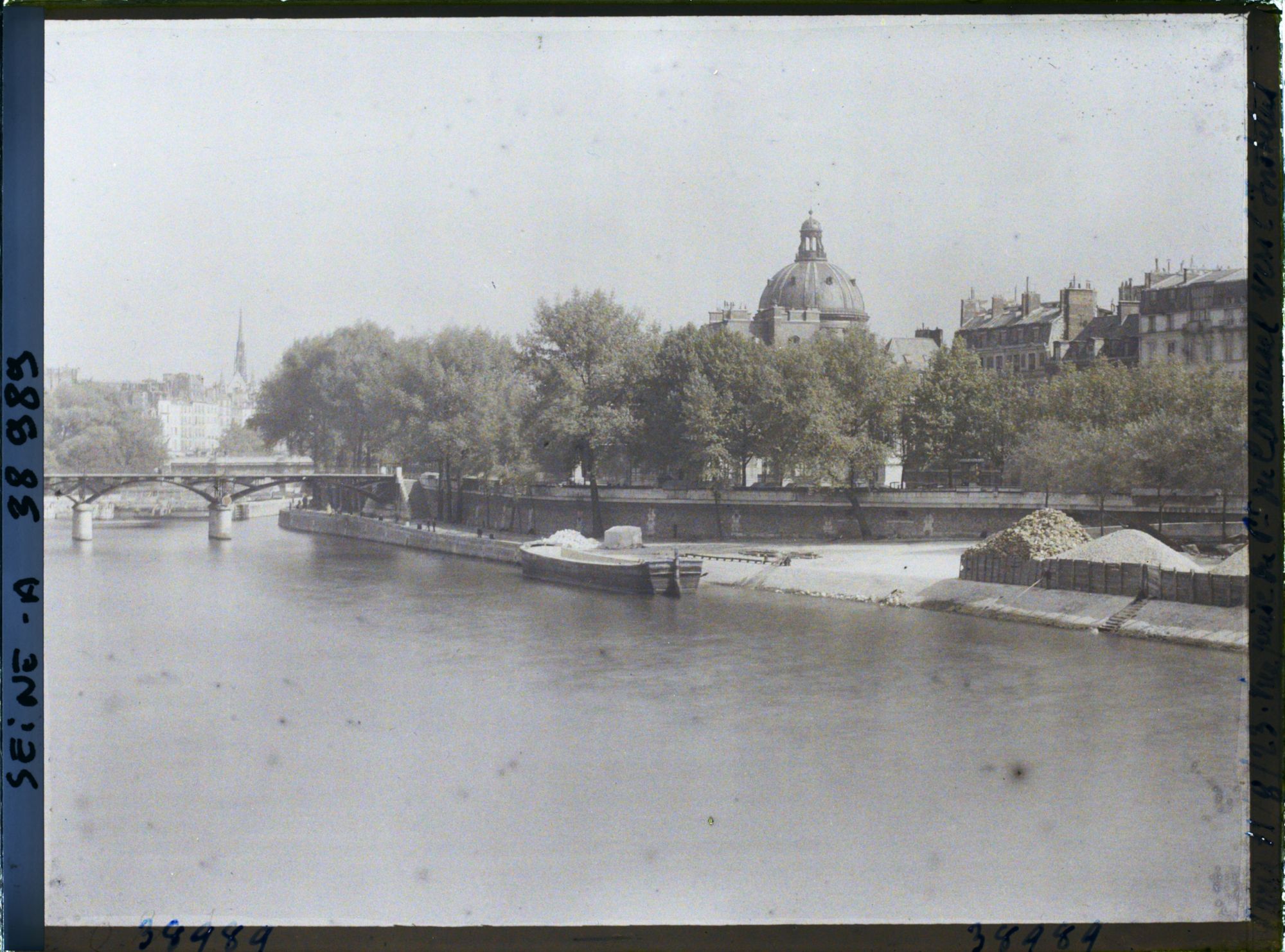 Image représentant L'Institut et le quai de Conti depuis le pont du Carrousel
