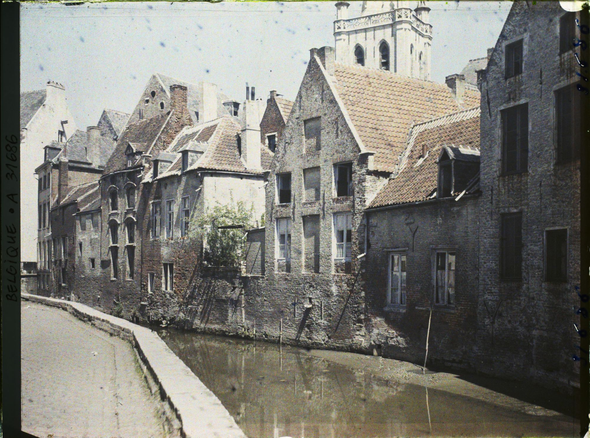 Image représentant Belgique, Louvain, Vieilles maisons le long de la Dyle