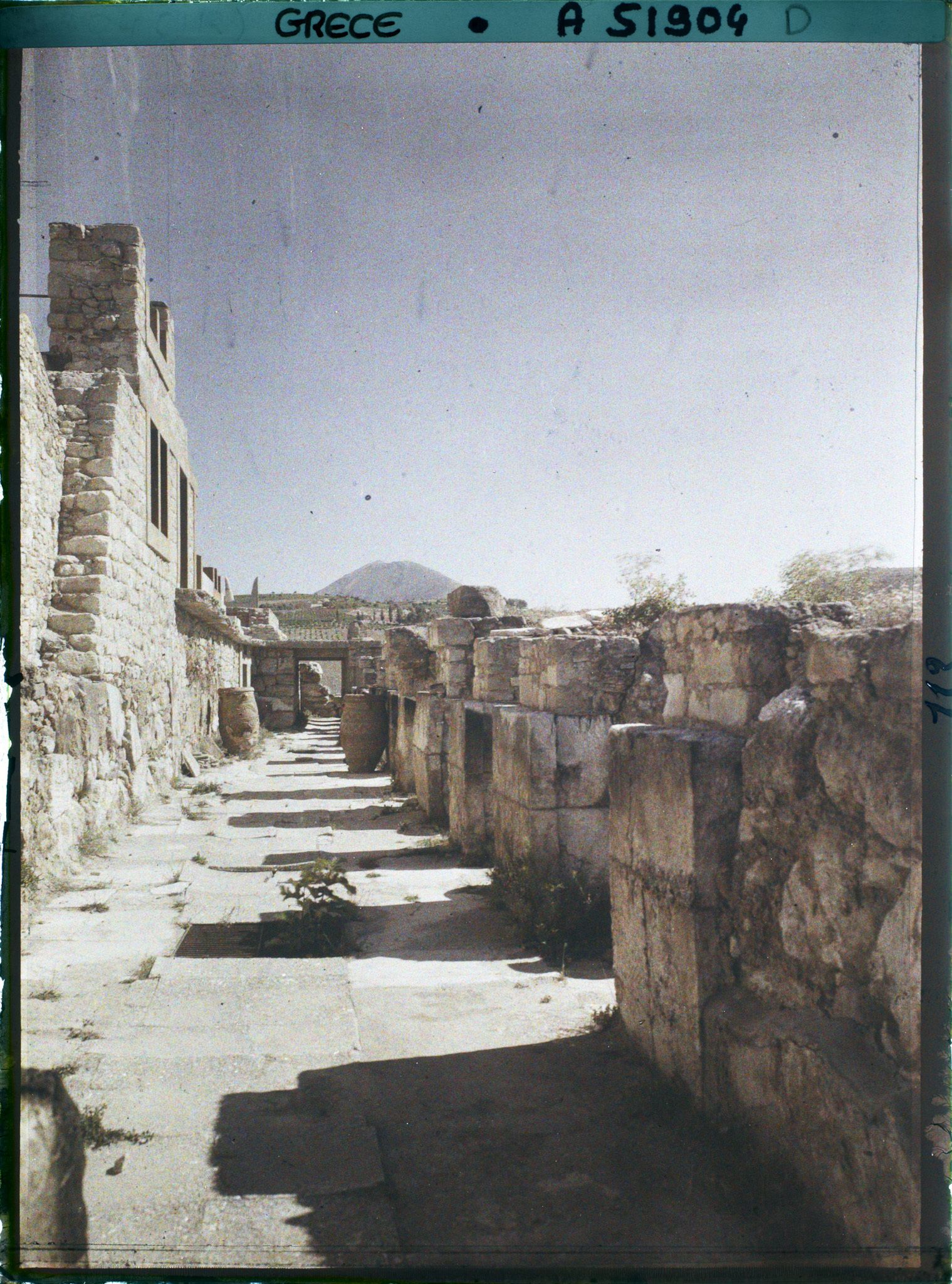 Image représentant Dans la partie occidentale du Palais, le corridor des magasins (réserves de denrées), vu vers le sud. Au fond, le Mont Iouktas (810 m)