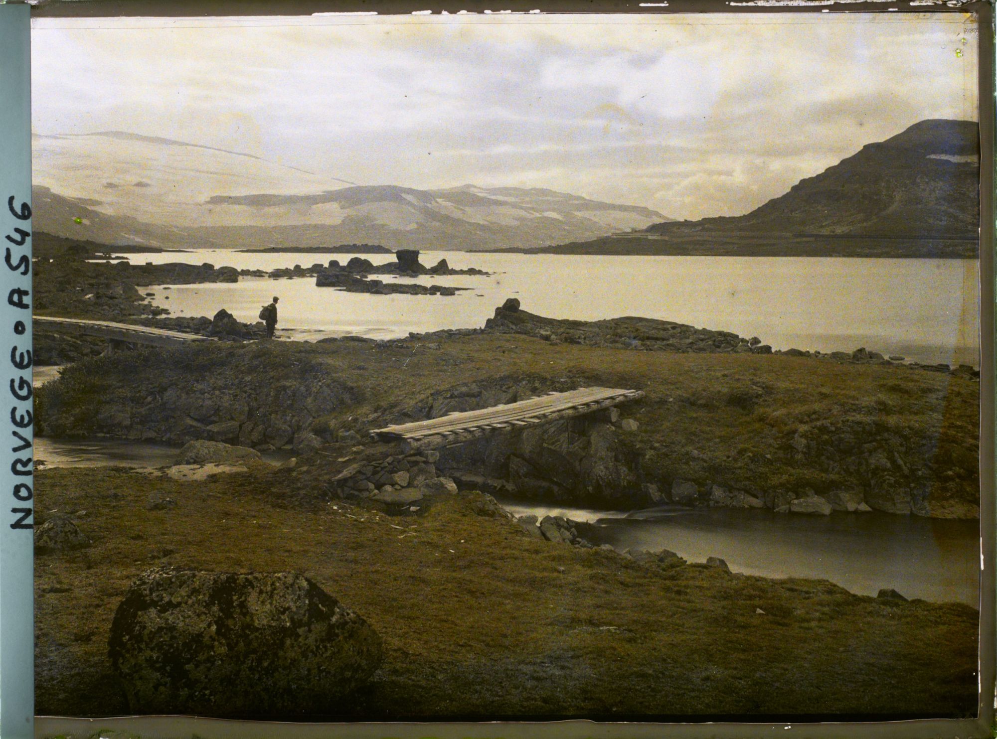 Image représentant le lac Finsevatnet et le glacier Hardangerjökulen