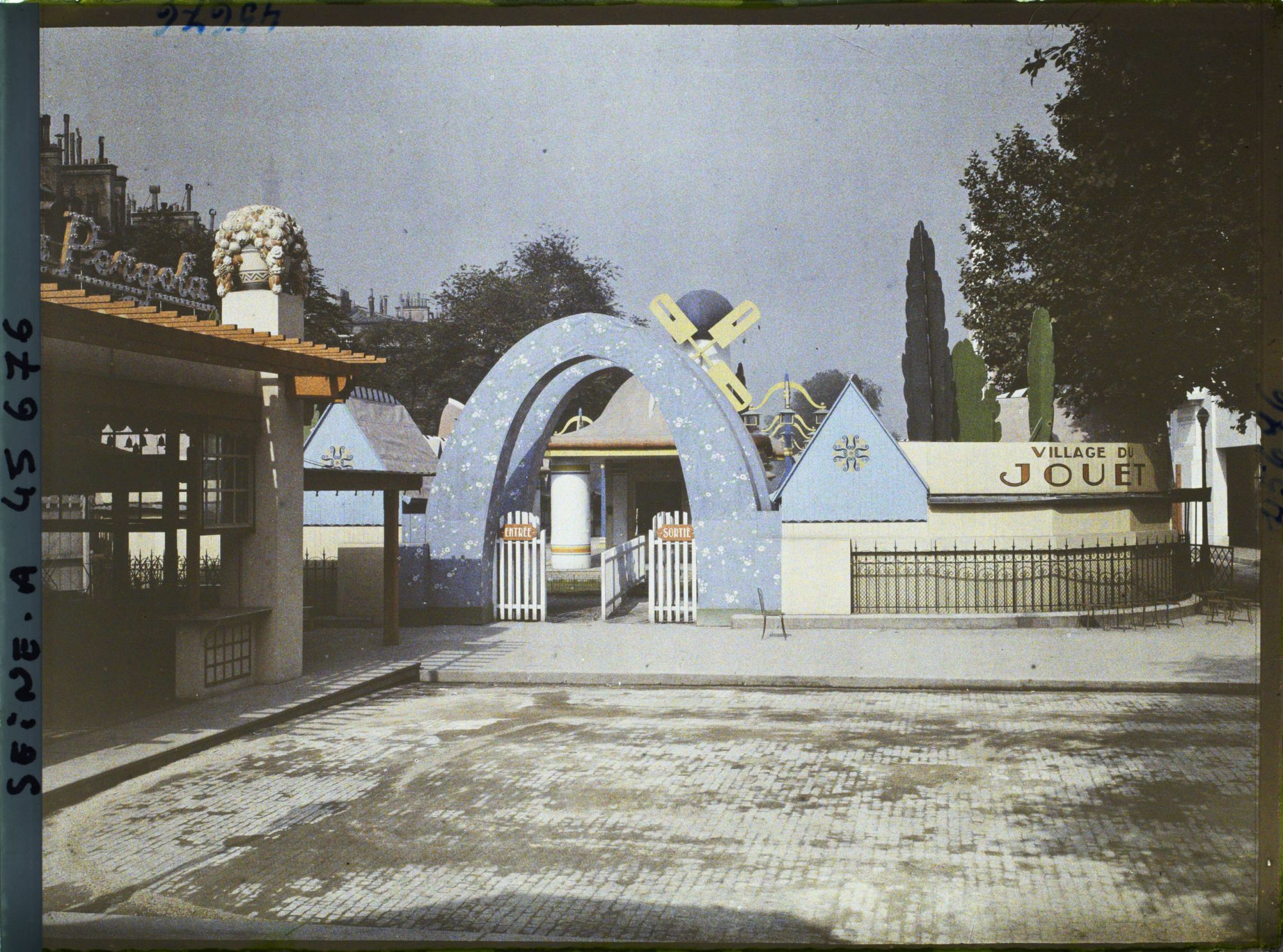 Image représentant L'Exposition des arts décoratifs, Entrée du Village du Jouet, quai d'Orsay, emplacement square Favert