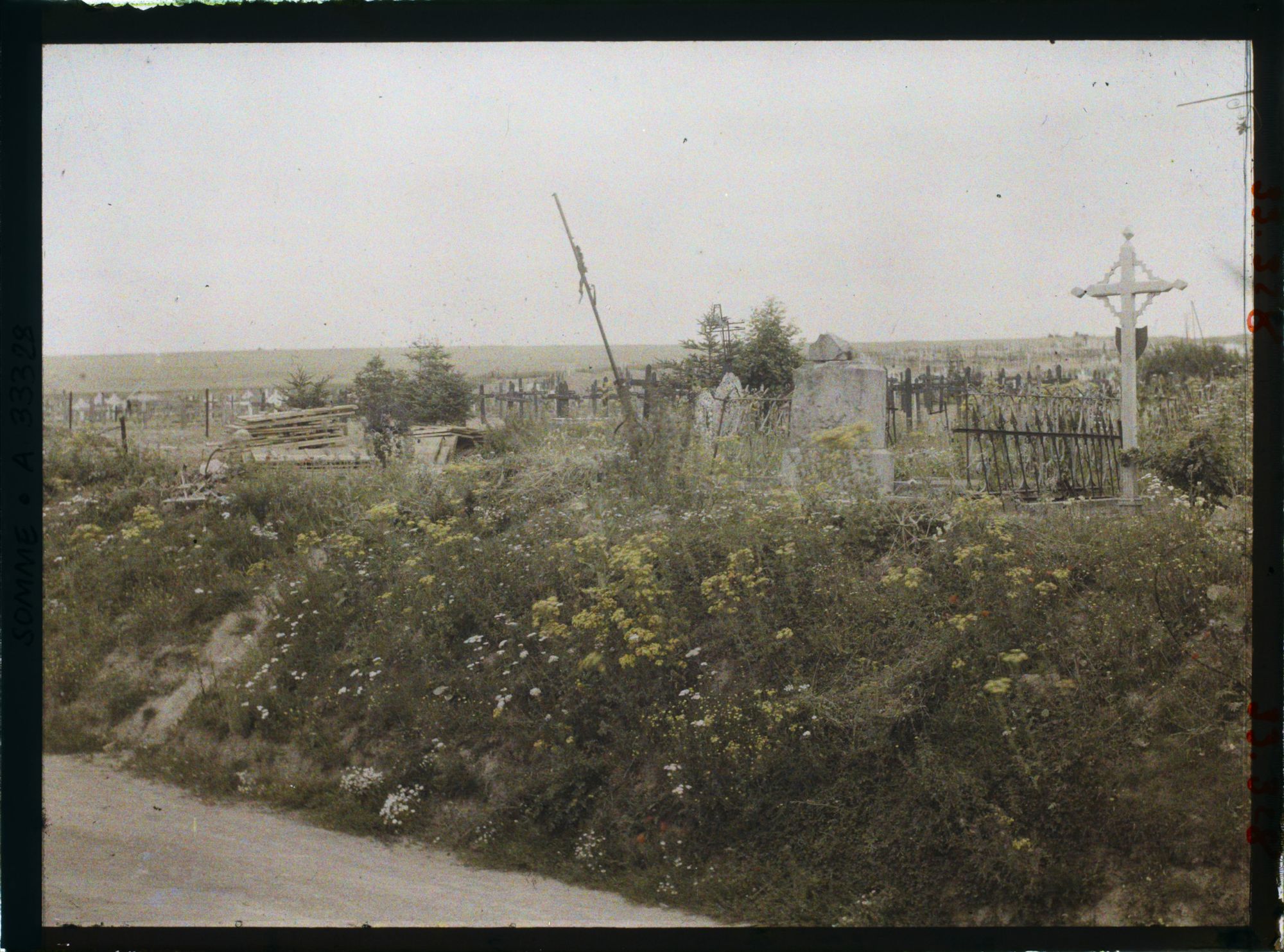 Image représentant France, Combles , Entrée de Combles et le Cimetière
