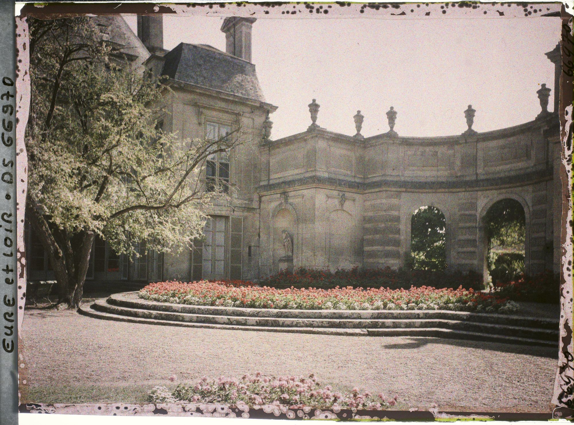 Image représentant Massifs de géraniums devant l'hémicycle édifié par le duc César de Vendôme