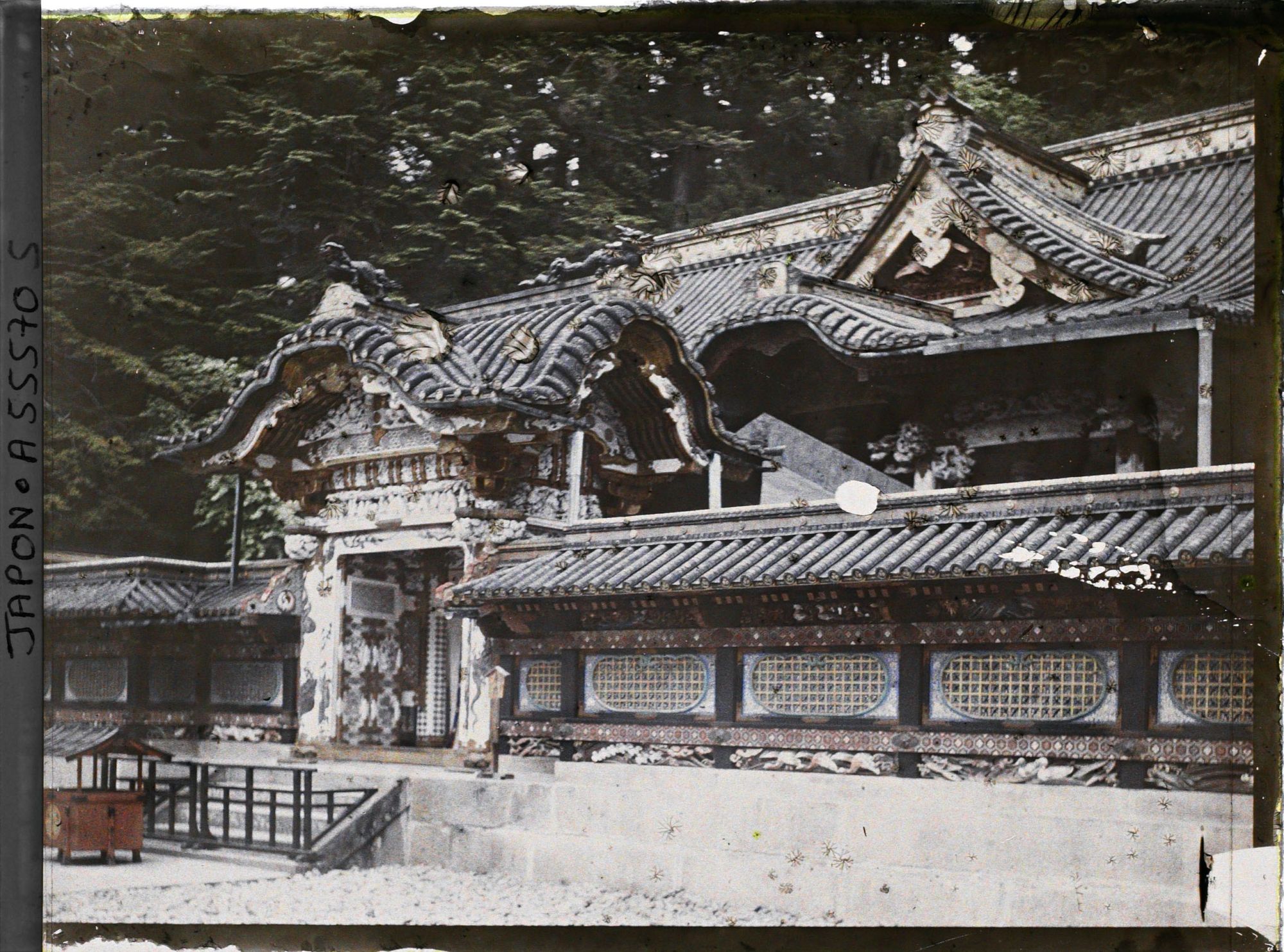 Image représentant Sanctuaire Tôshôgû (mausolée du shogun Tokugawa Ieyasu) : la Kara-mon (Porte Chinoise) ouvrant sur le Haiden (oratoire)