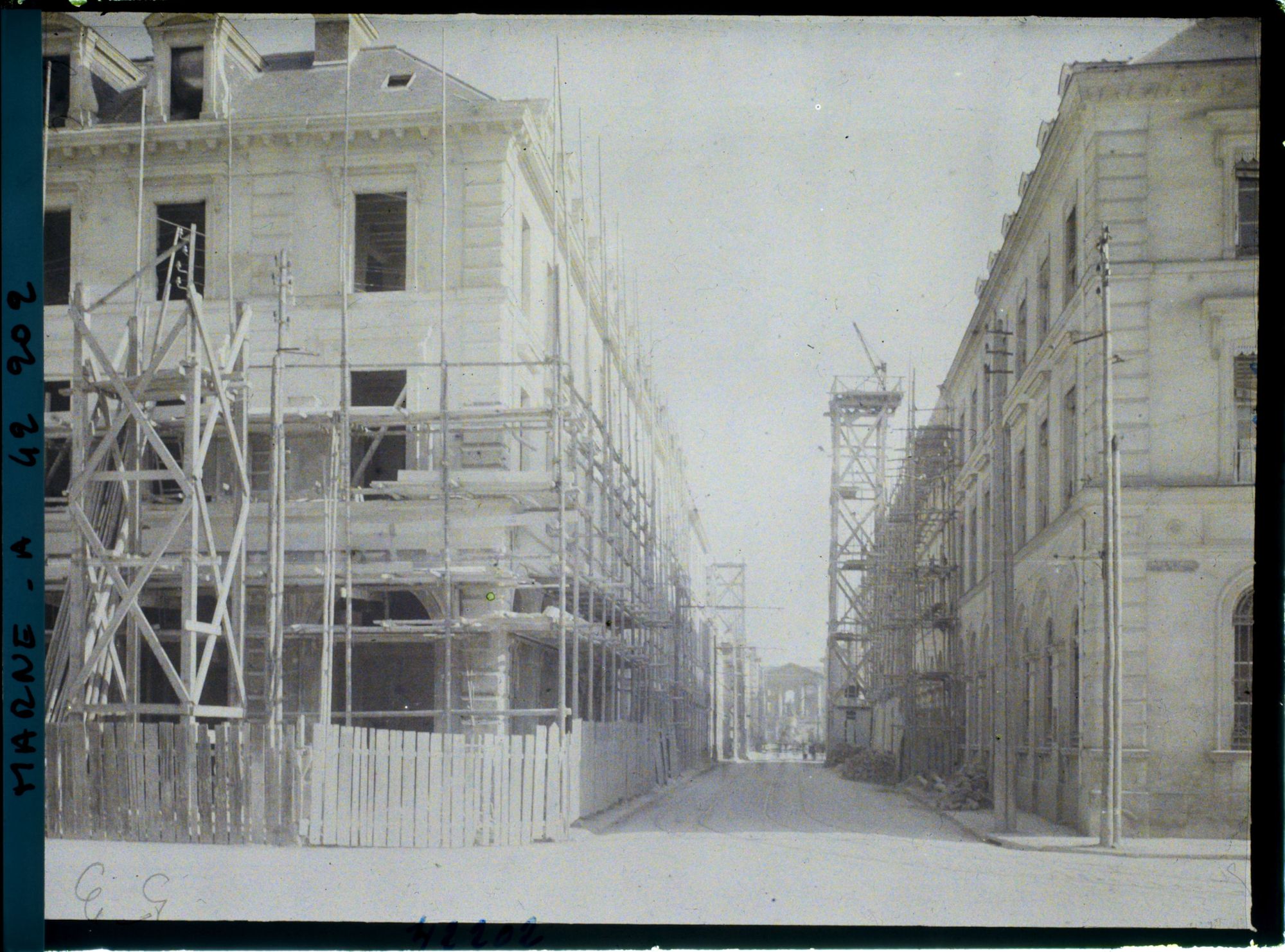 Image représentant France, Reims, Vue prise de l'Hôtel de Ville vers la Place Royale ; à dte la Banque de France