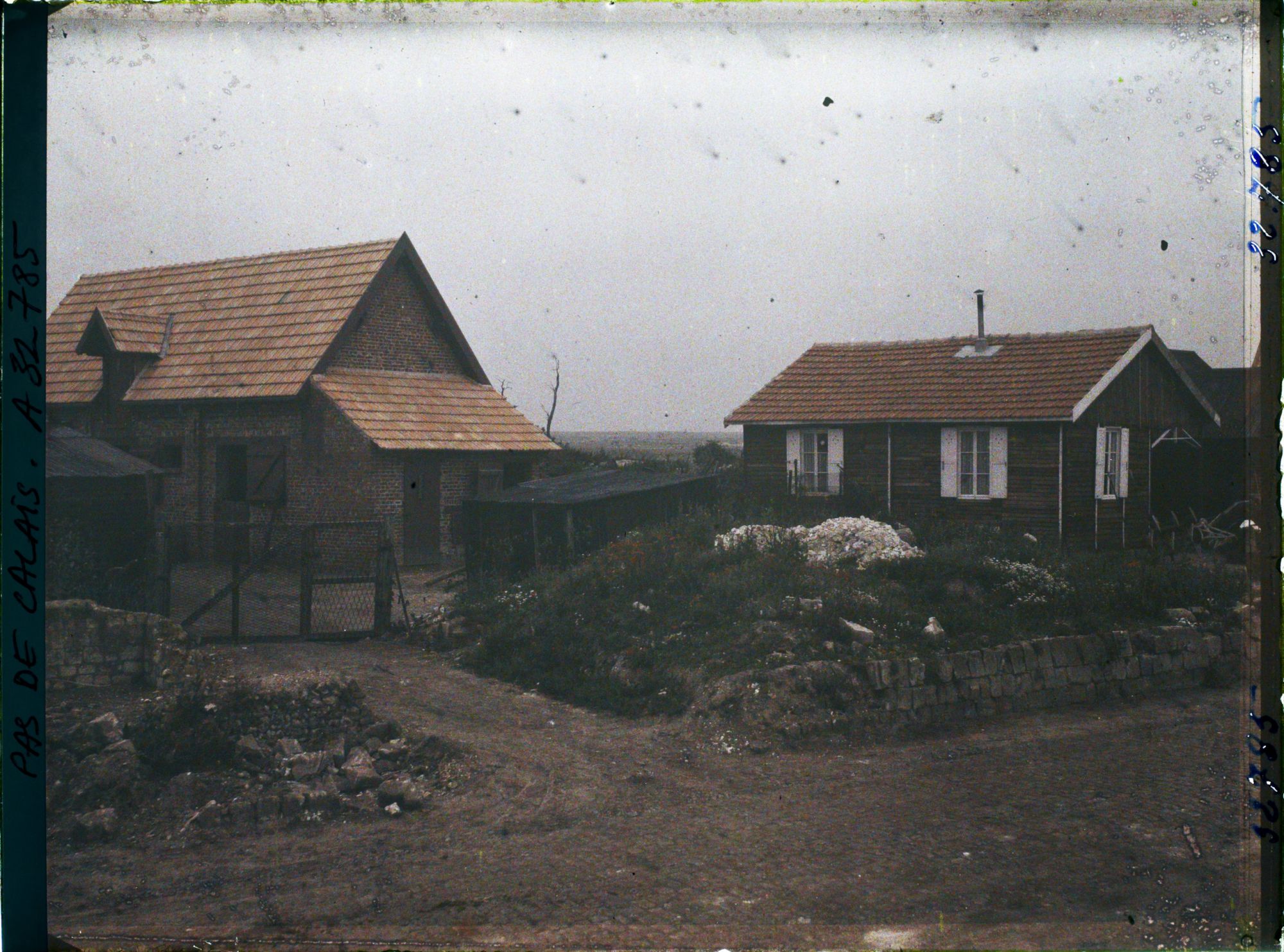 Image représentant France, Neuville St Waast, Maison définitive et maison provisoire