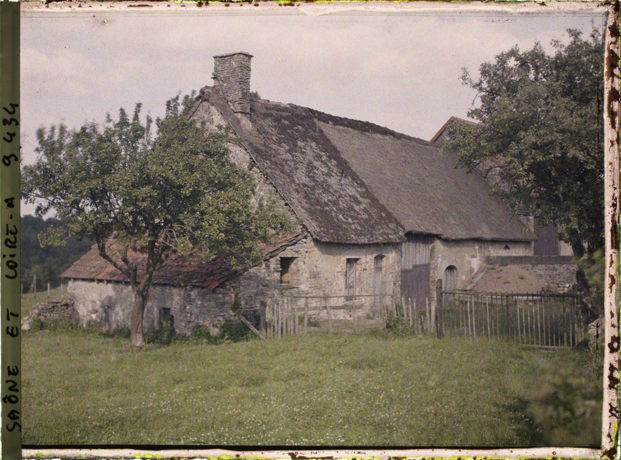 Image représentant Une maison morvandelle au toit de chaume