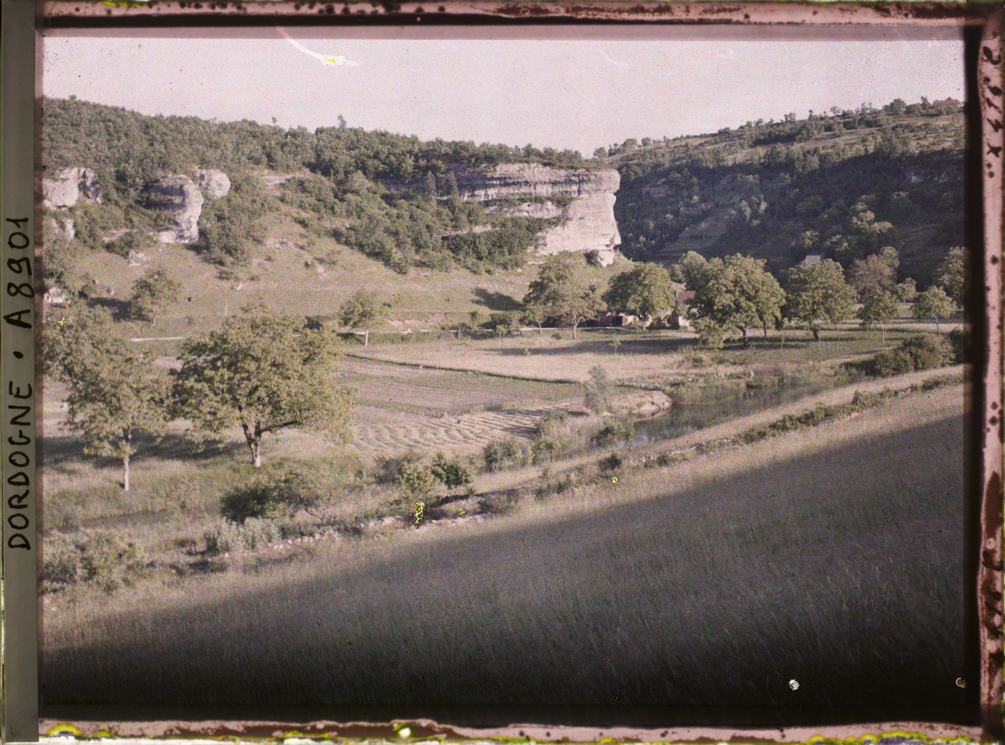 Image représentant France, Régnac, Le rocher de Font de gaume et la Beune au 1er plan en bas