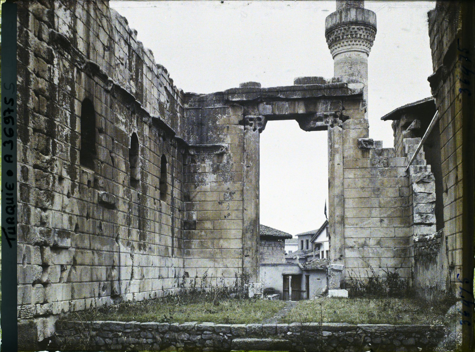 Image représentant Turquie, Angora, Ruines de l'Augusteum, Vue intérieure du Temple vers l'entrée