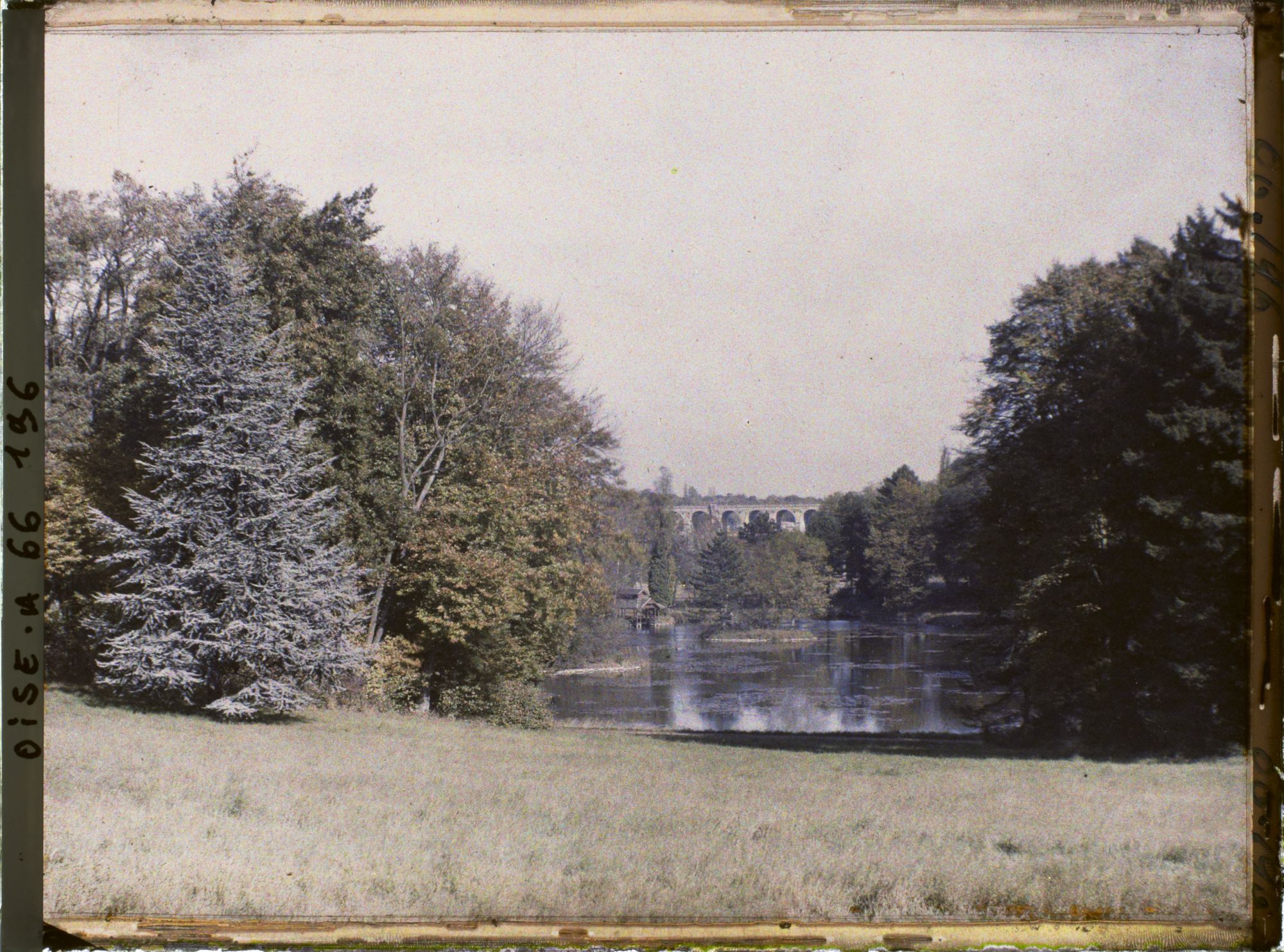 Image représentant Près du château des Fontaines ; au fond le viaduc