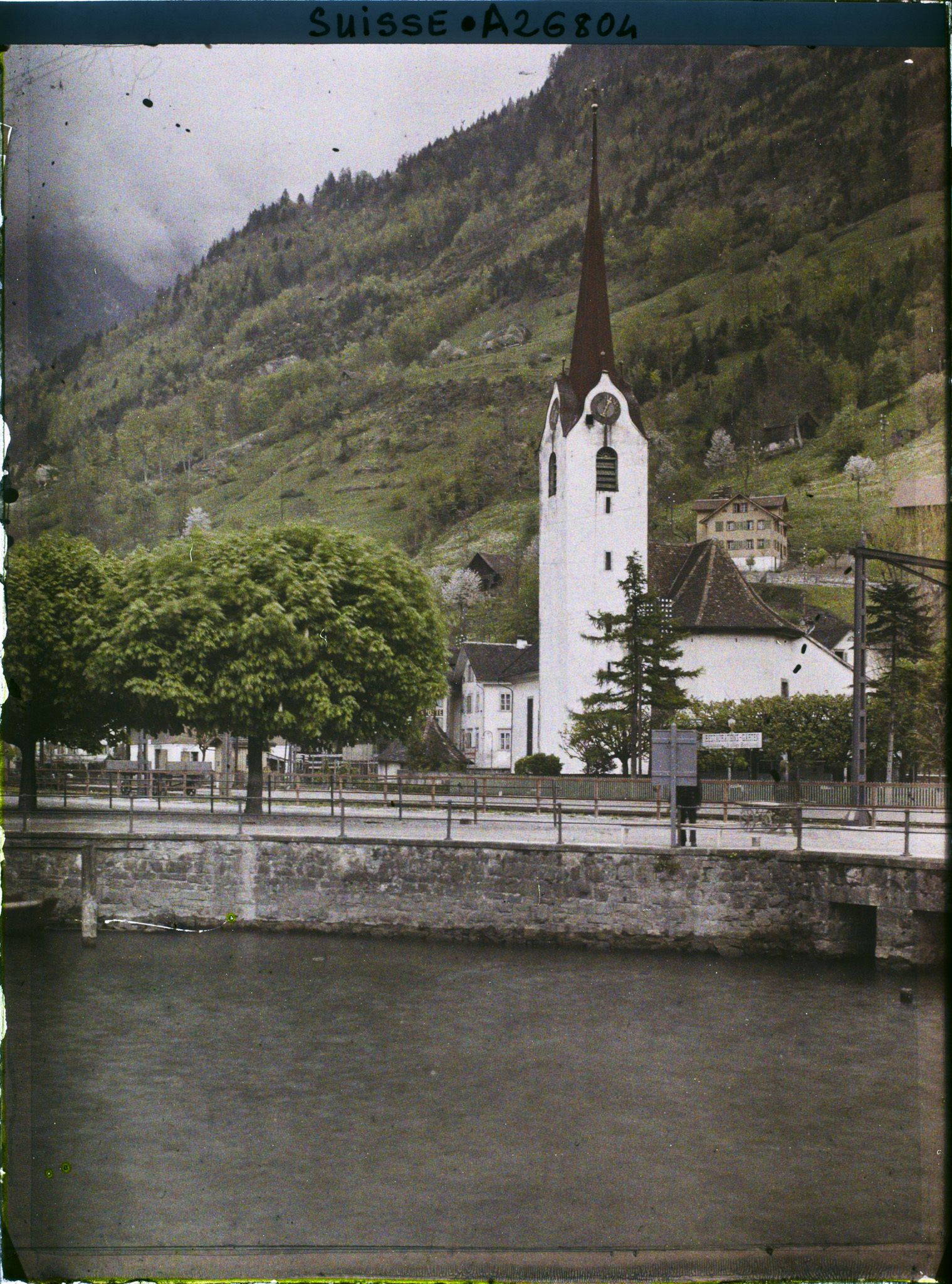 Image représentant Le lac des Quatre-Cantons et l'église Saint-Georges-et-Nicolas