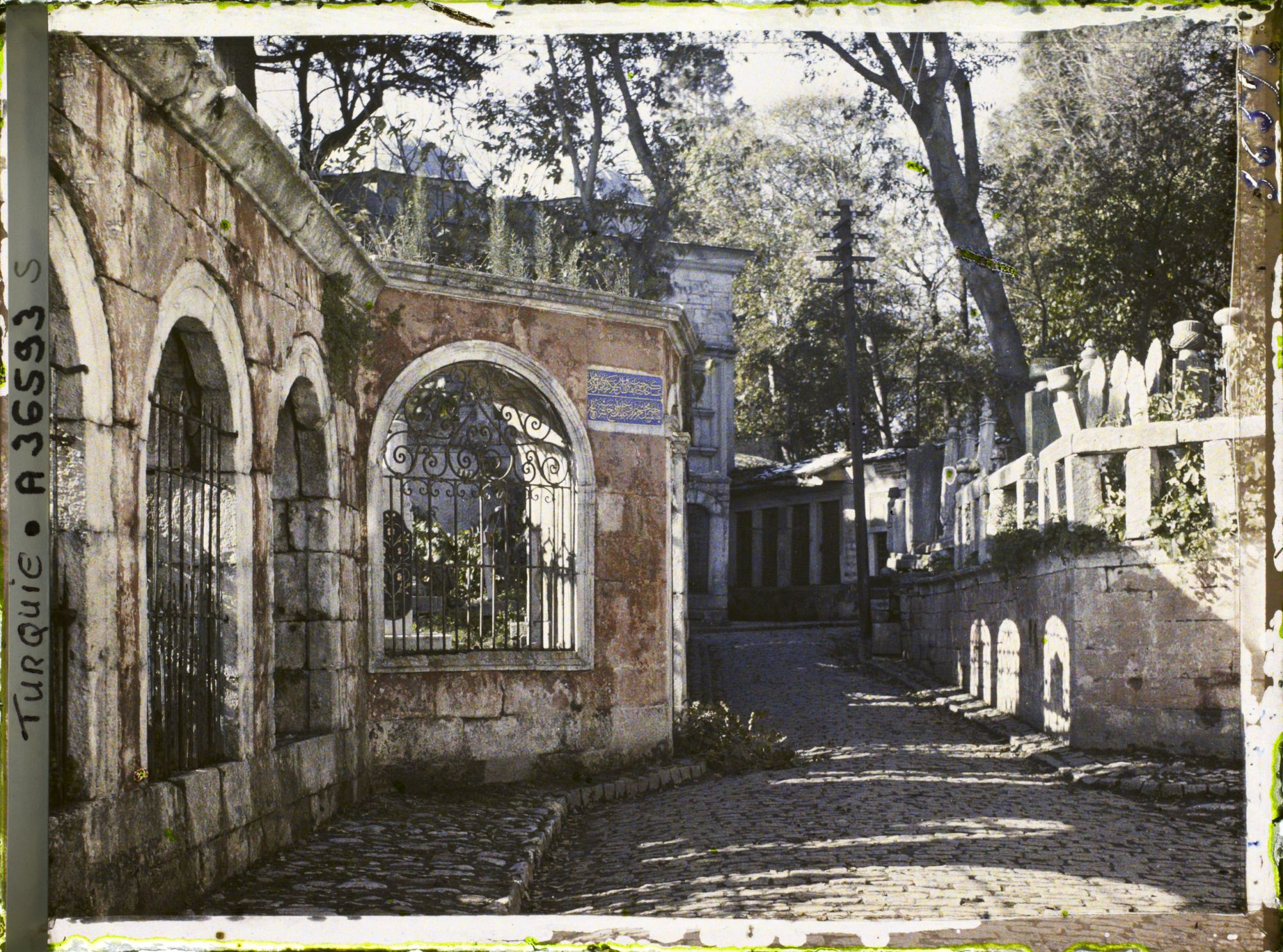 Image représentant Une rue pavée bordée de tombes menant à l'entrée nord de l'Eyüp Sultan Camii