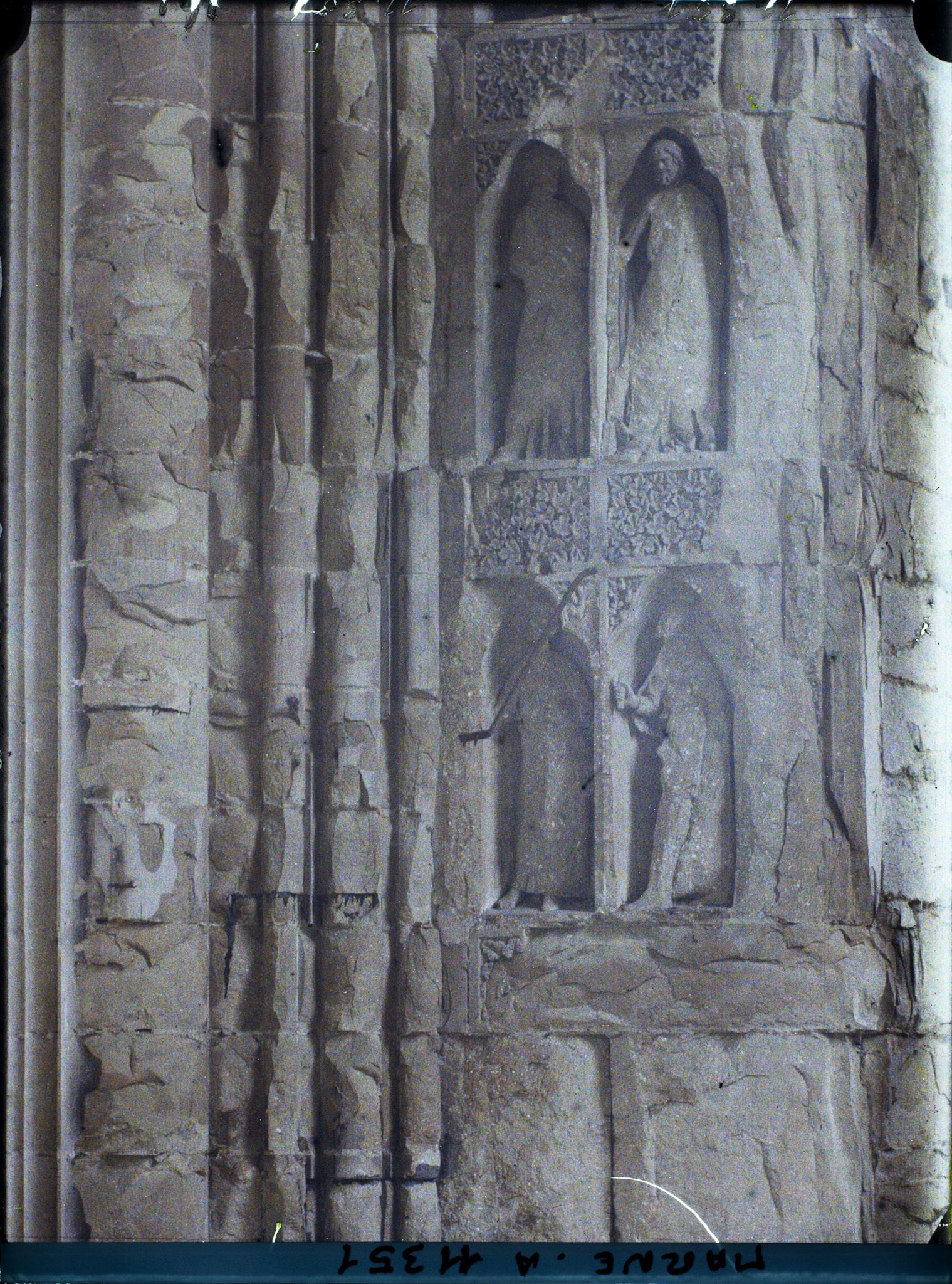 Image représentant Détail du porche gauche de la cathédrale