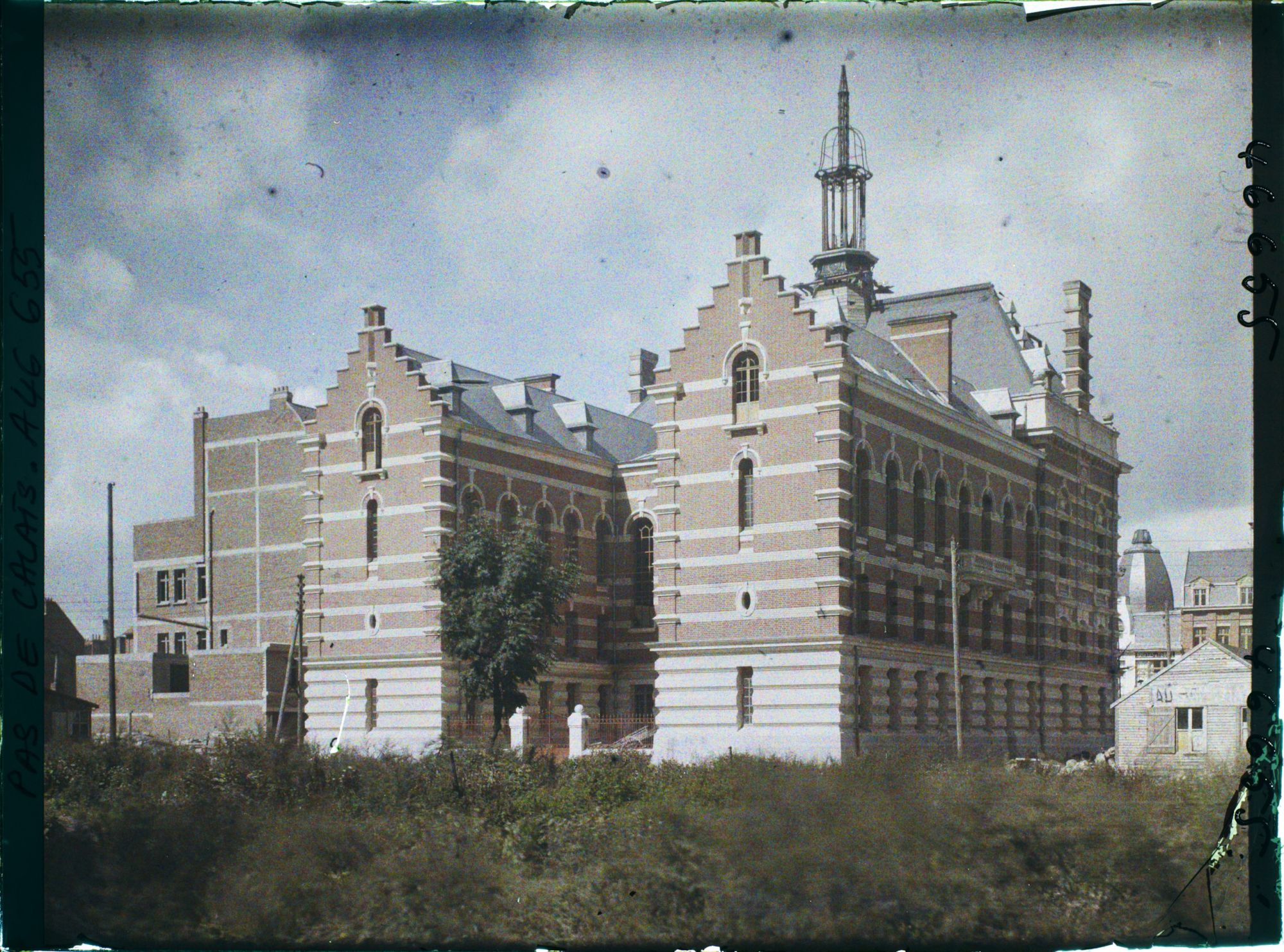 Image représentant France, Lens, Hôtel de Ville, derrière du Monument
