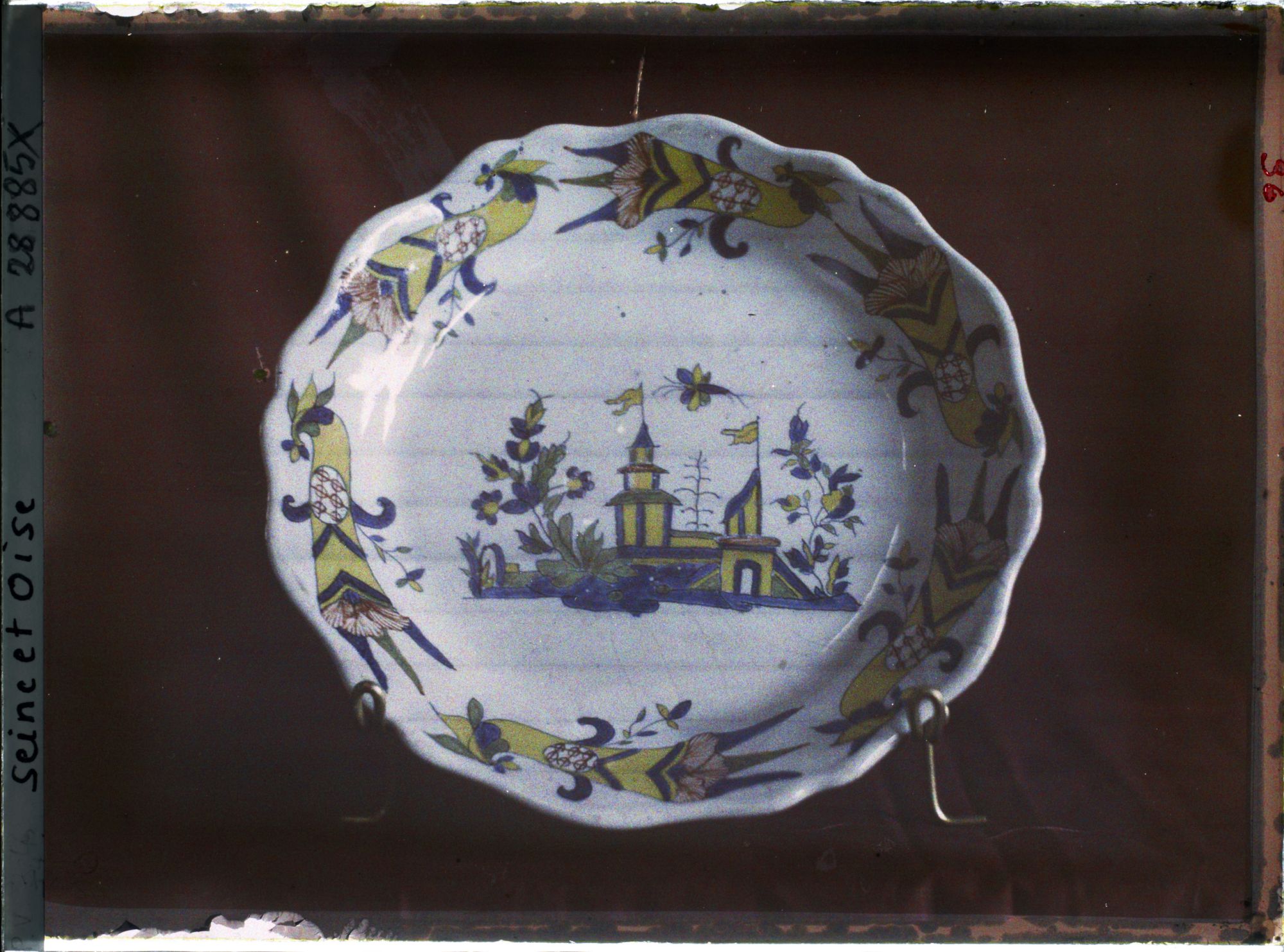 Image représentant Assiette de faïence au motif à la corne du musée de Sèvres