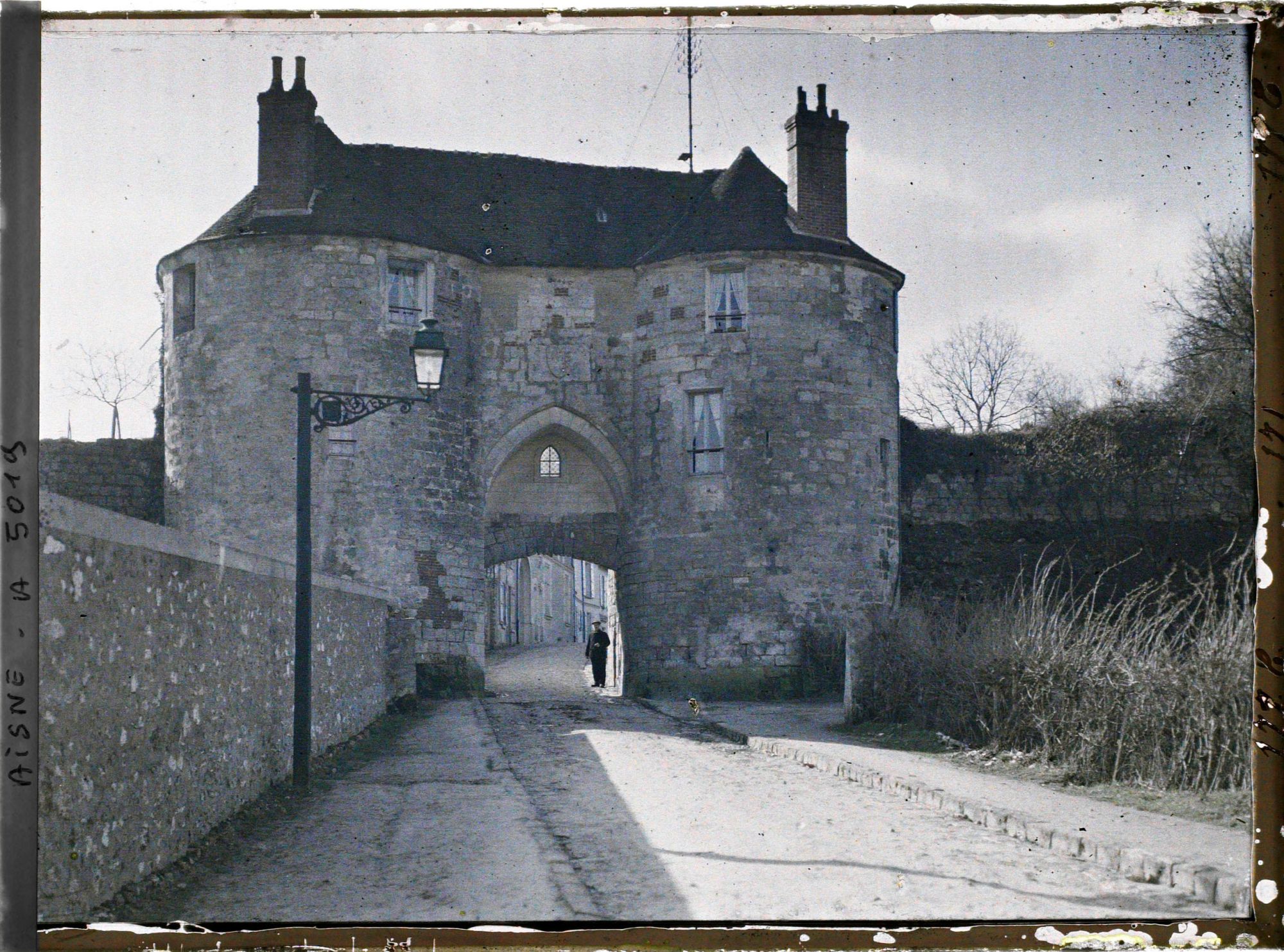 Image représentant La porte Saint-Pierre, une des quatre portes de la ville au Moyen Age, et le garde du château