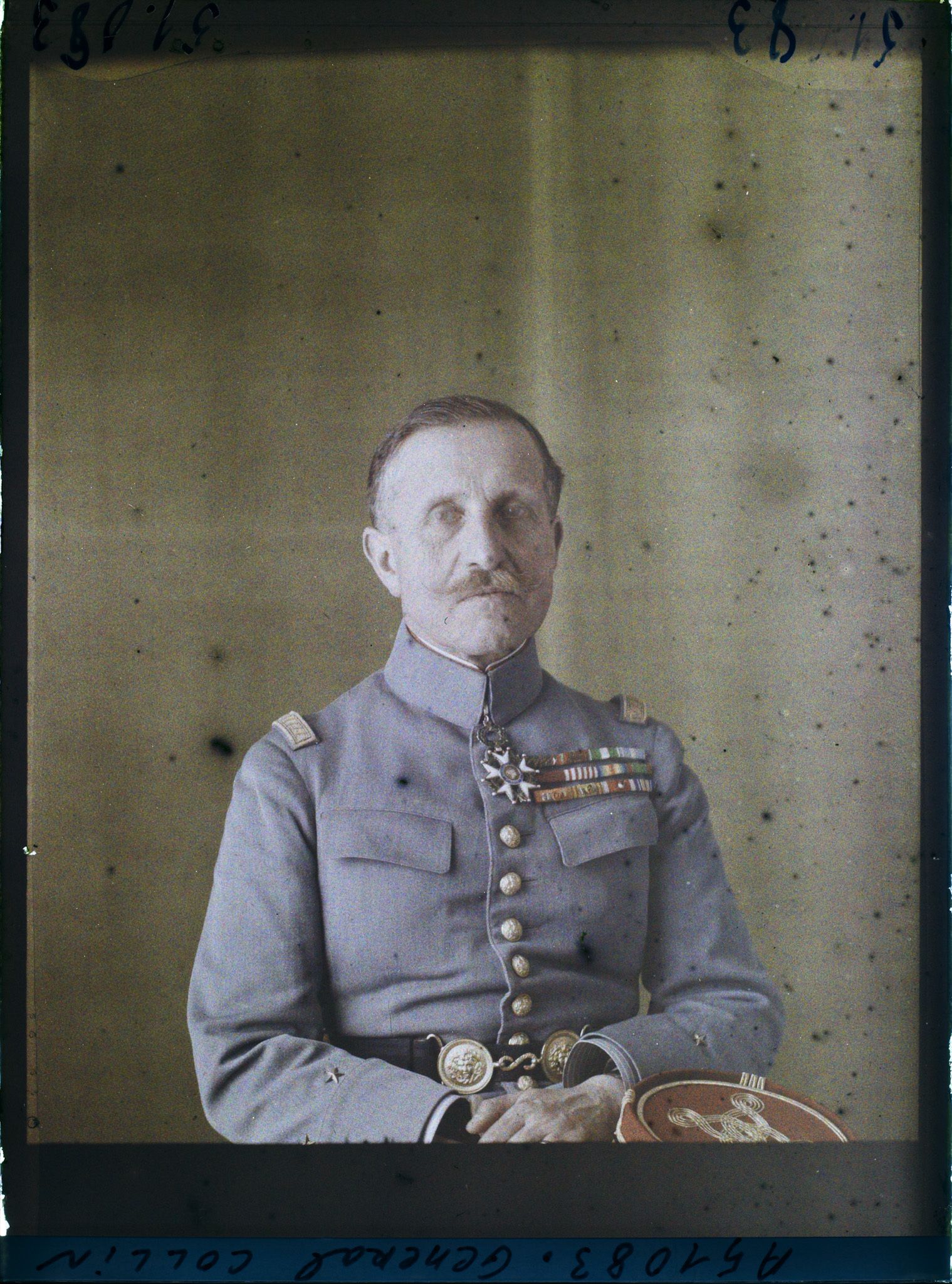 Image représentant Le général  https://musee-albert-kahn.s-museum.fr/home/NWQ2OTAwYzNmYjZlZTk1ZWQwODJmMjY4L2dlbmVyaWMtbm90aWNlLXRhYi9hdXRob3JpdHkvNjE3YTc5ZjVjZjhiODk2OGIzMzM3ZDIx/5d6900c3fb6ee95ed082f268/generic-notice-tab/authority/617a79ebcf8b8968b3336aec Henri Colin