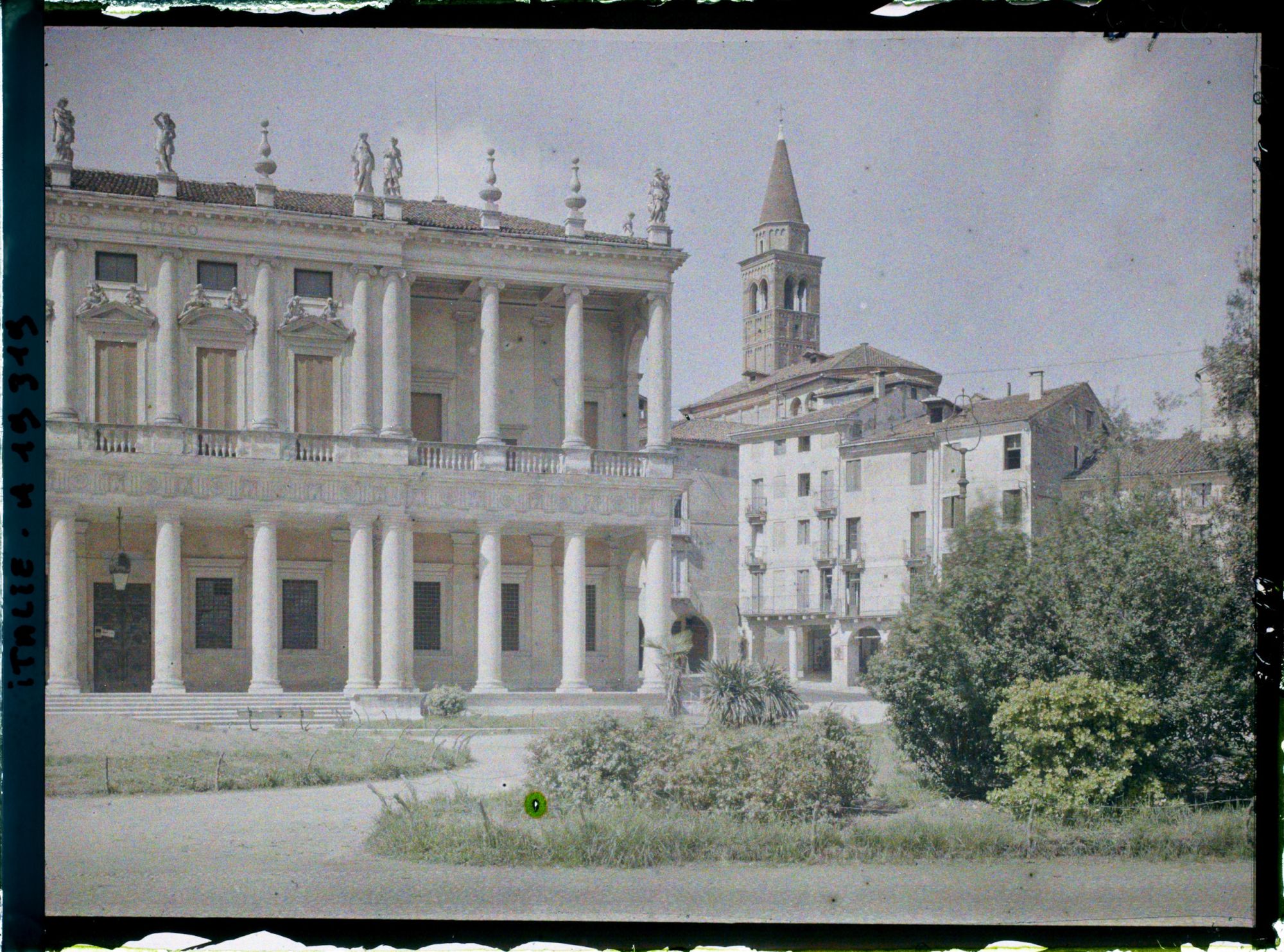 Image représentant Musée civique et campanile de l'église de la Sainte Couronne