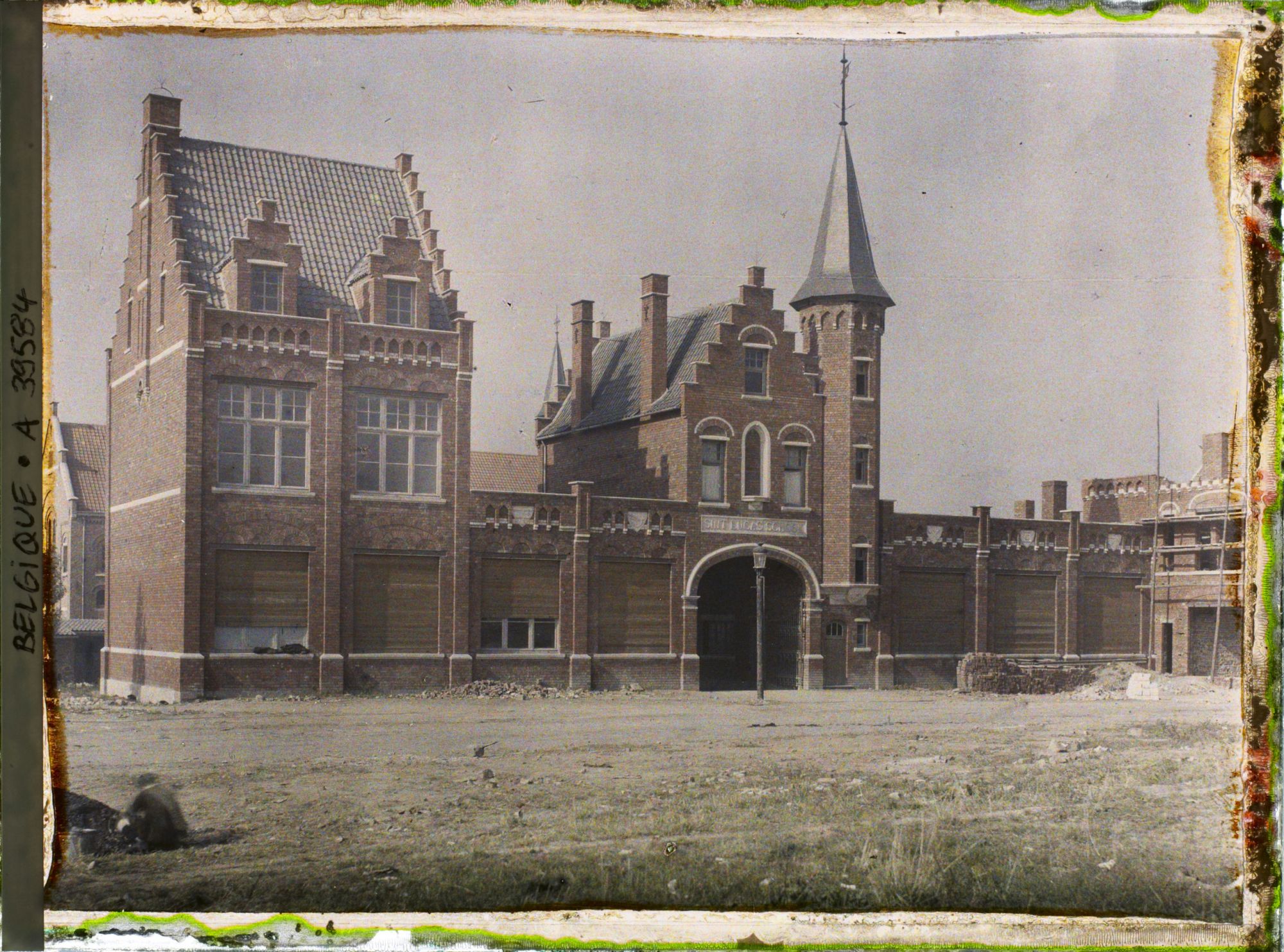 Image représentant Belgique, Zonnebeke, Ecole St Lucas reconstruite