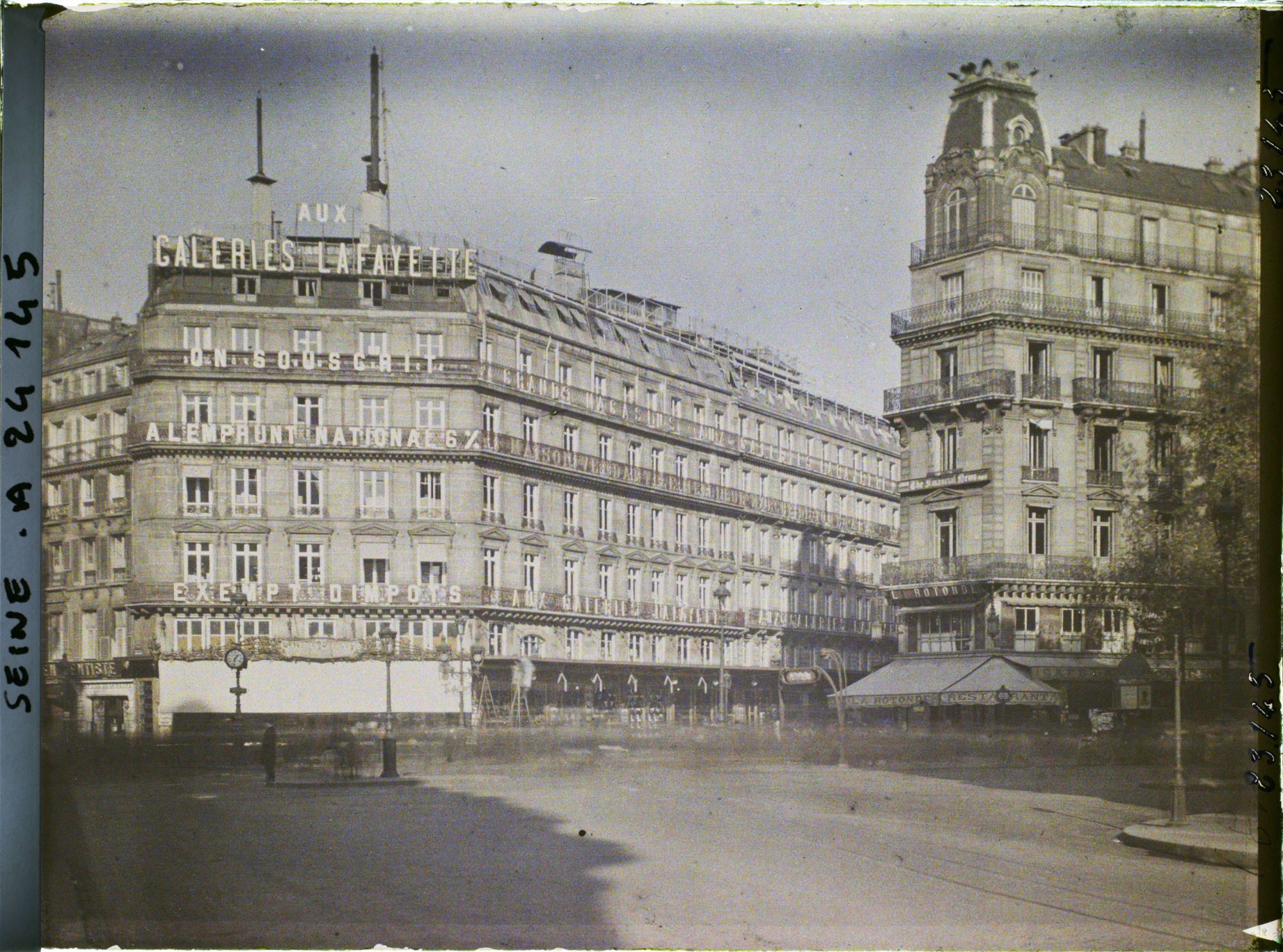Image représentant L'emprunt national de 1920 aux Galeries Lafayette, à l'angle du boulevard Haussmann et de la rue Lafayette