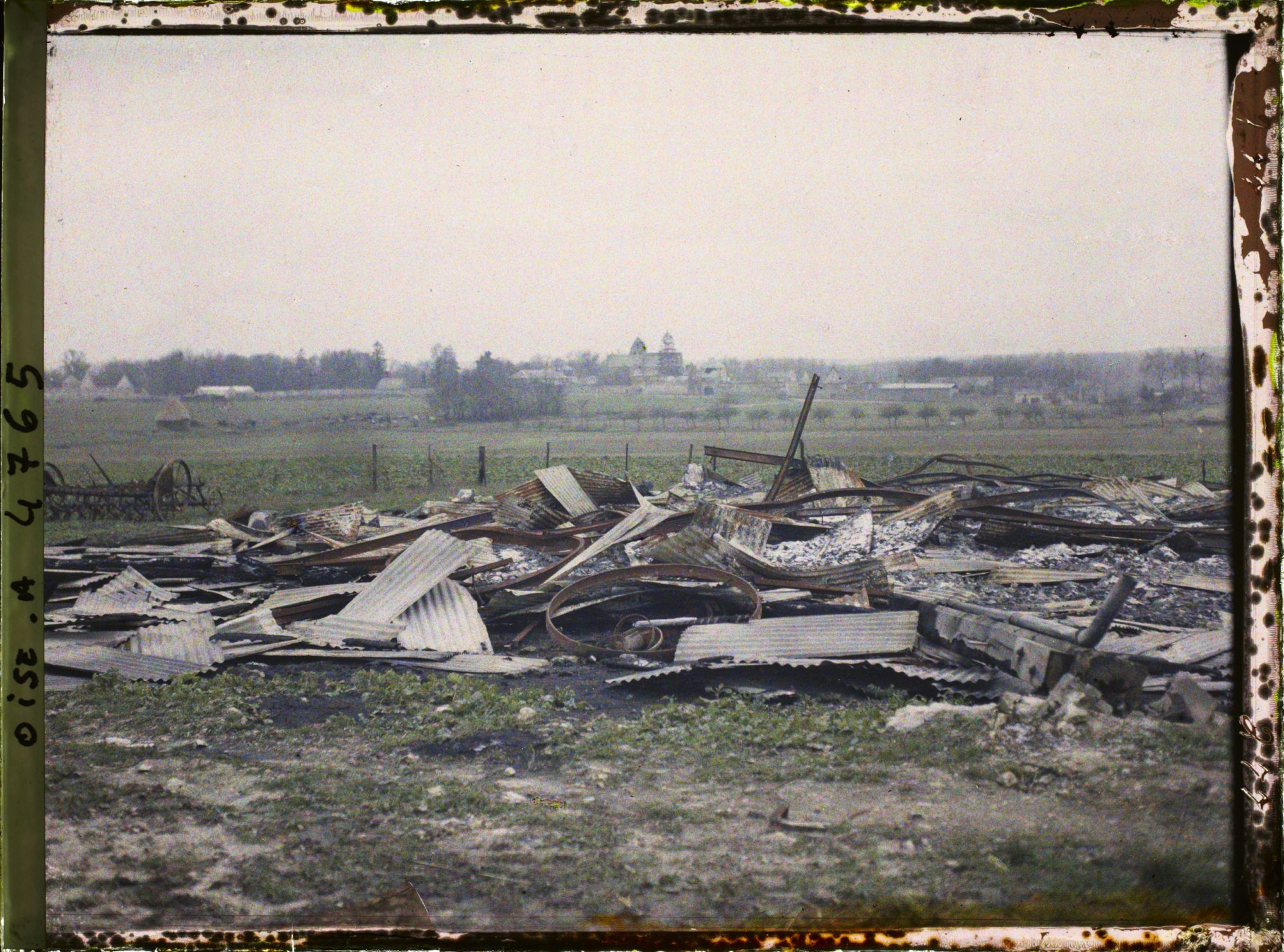 Image représentant Restes d'un grand hangar autrefois rempli de grains, le village au fond à l'arrière plan