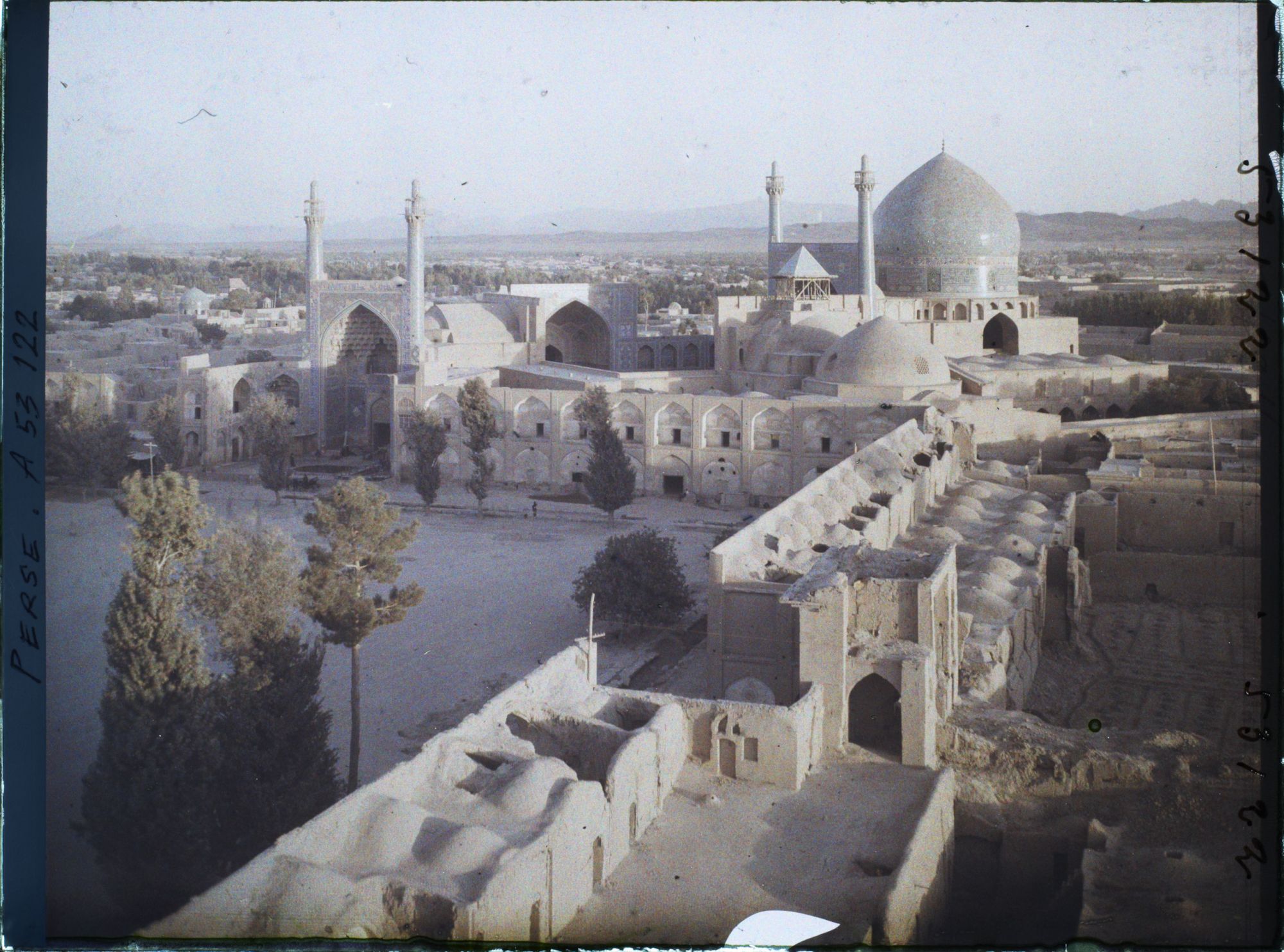 Image représentant La Masjid-i-Chah (mosquée du Chah), côté sud de la Meydan-i-Chah, au crépuscule (17h 45)