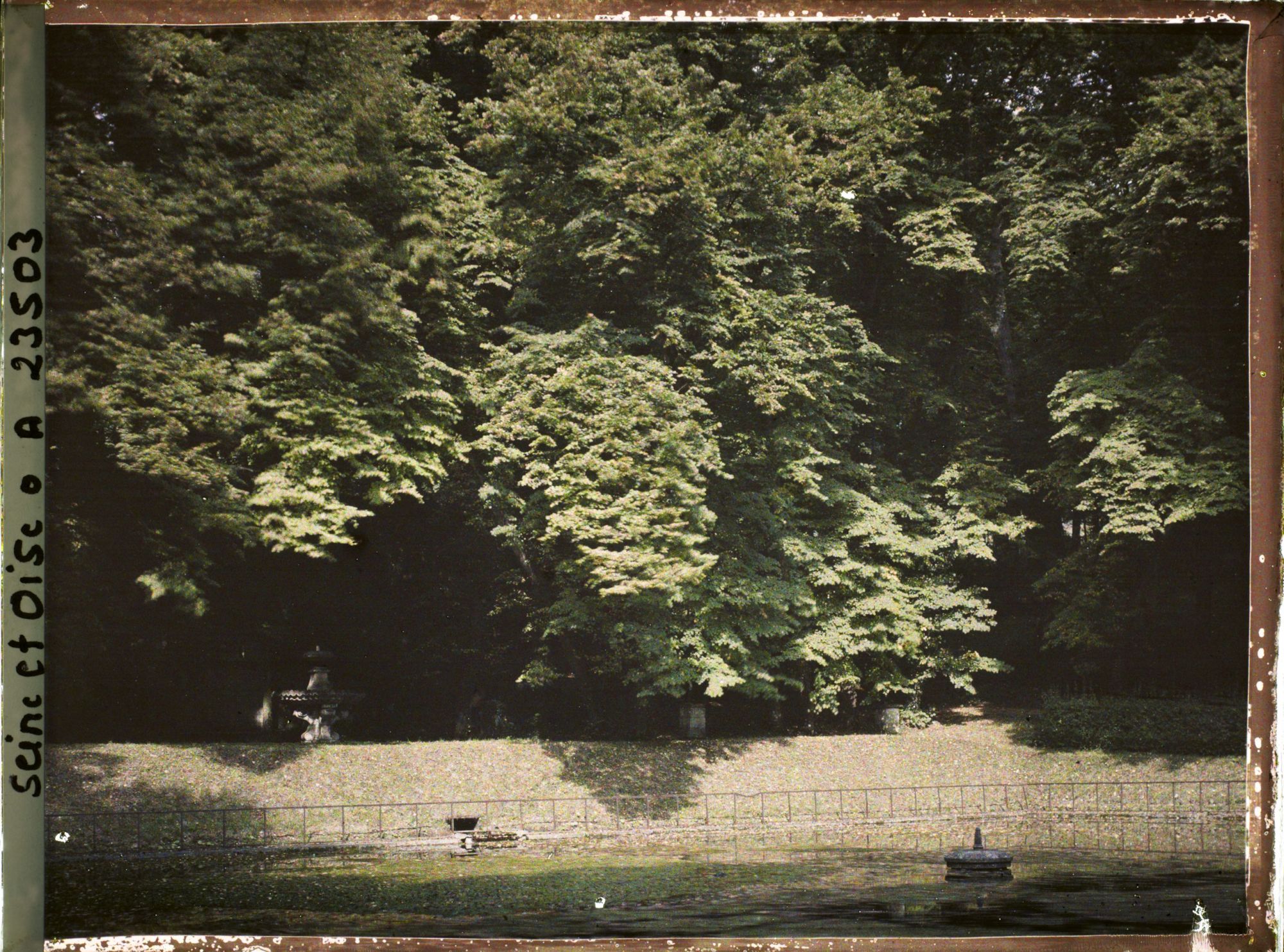 Image représentant Le bassin du Grand jet dans le petit parc