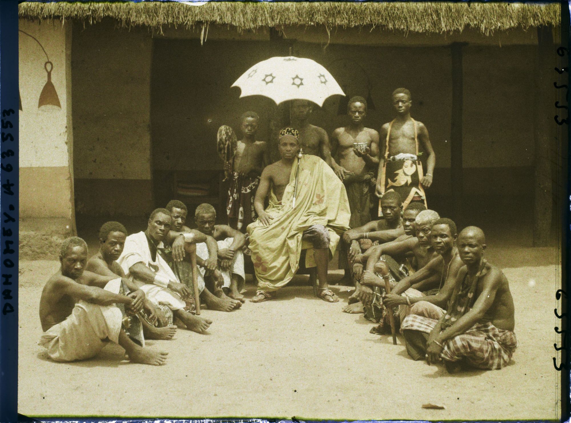 Image représentant Le chef Zodéougan entouré de sa cour