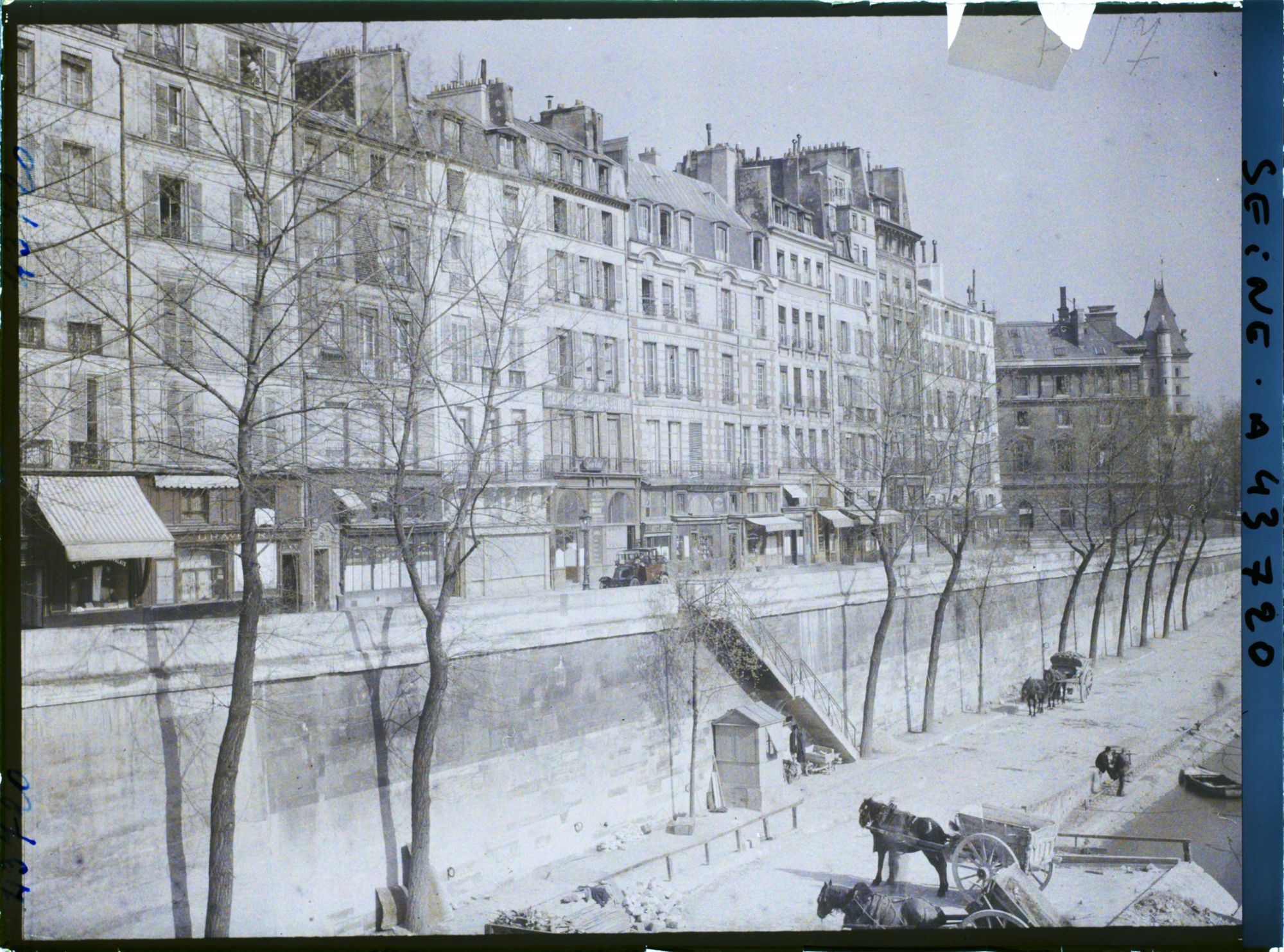 Image représentant Le quai des Orfèvres depuis le Pont-Neuf